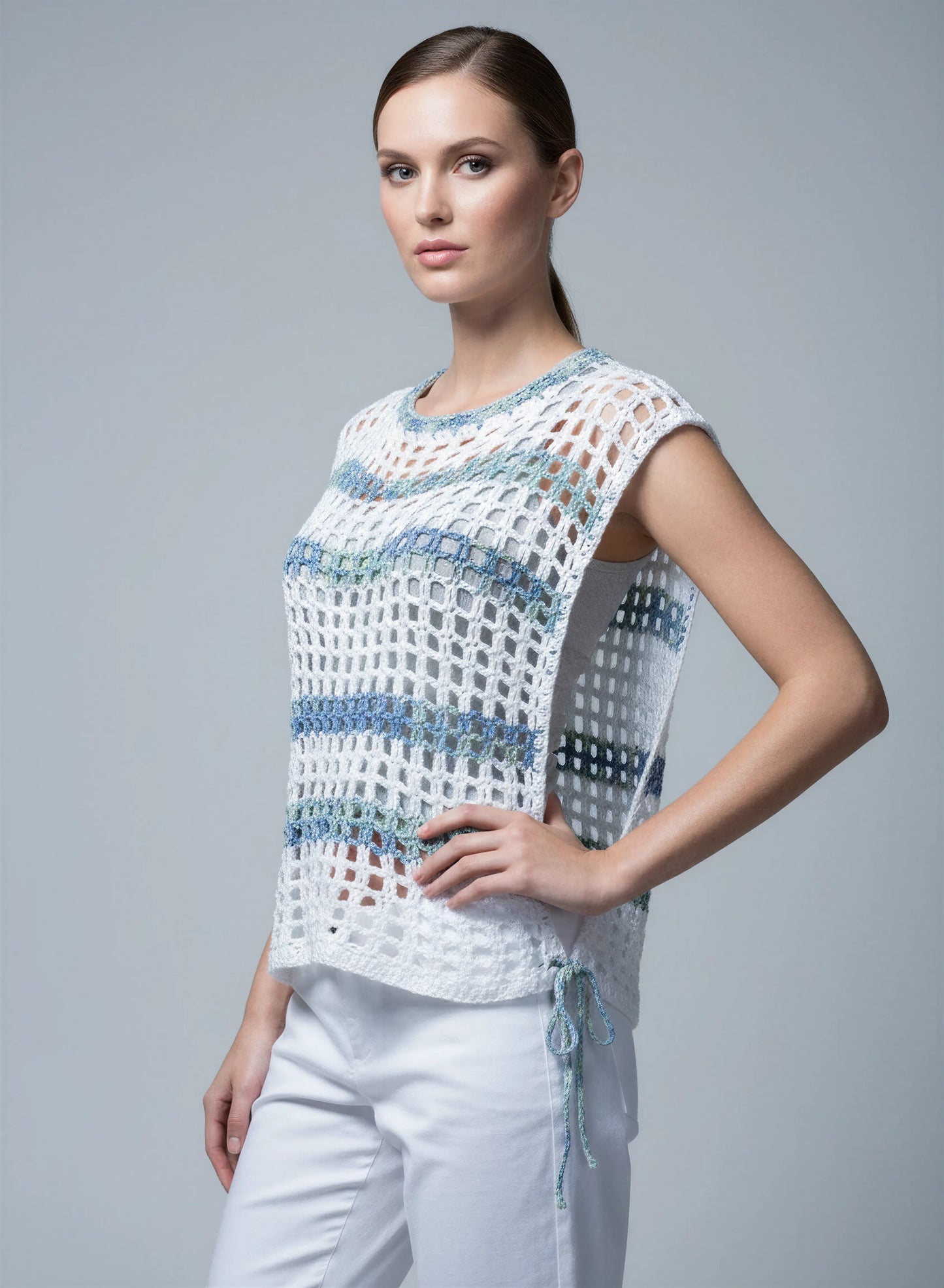 Haut crochet fait main Ellada blanc rayures bleu égéen point filet lien latéral sans manches – Cachalabibi