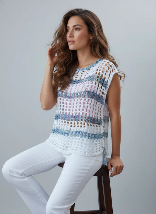 Haut Ellada – vue de face assise tabouret – top crochet blanc résille rayures bleu ciel lavande manches courtes – Cachalabibi