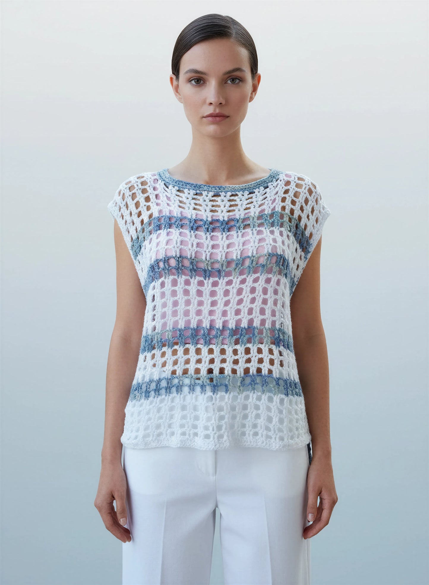 Haut crochet fait main Ellada blanc rayures bleu égéen point filet encolure ronde vue face – Cachalabibi