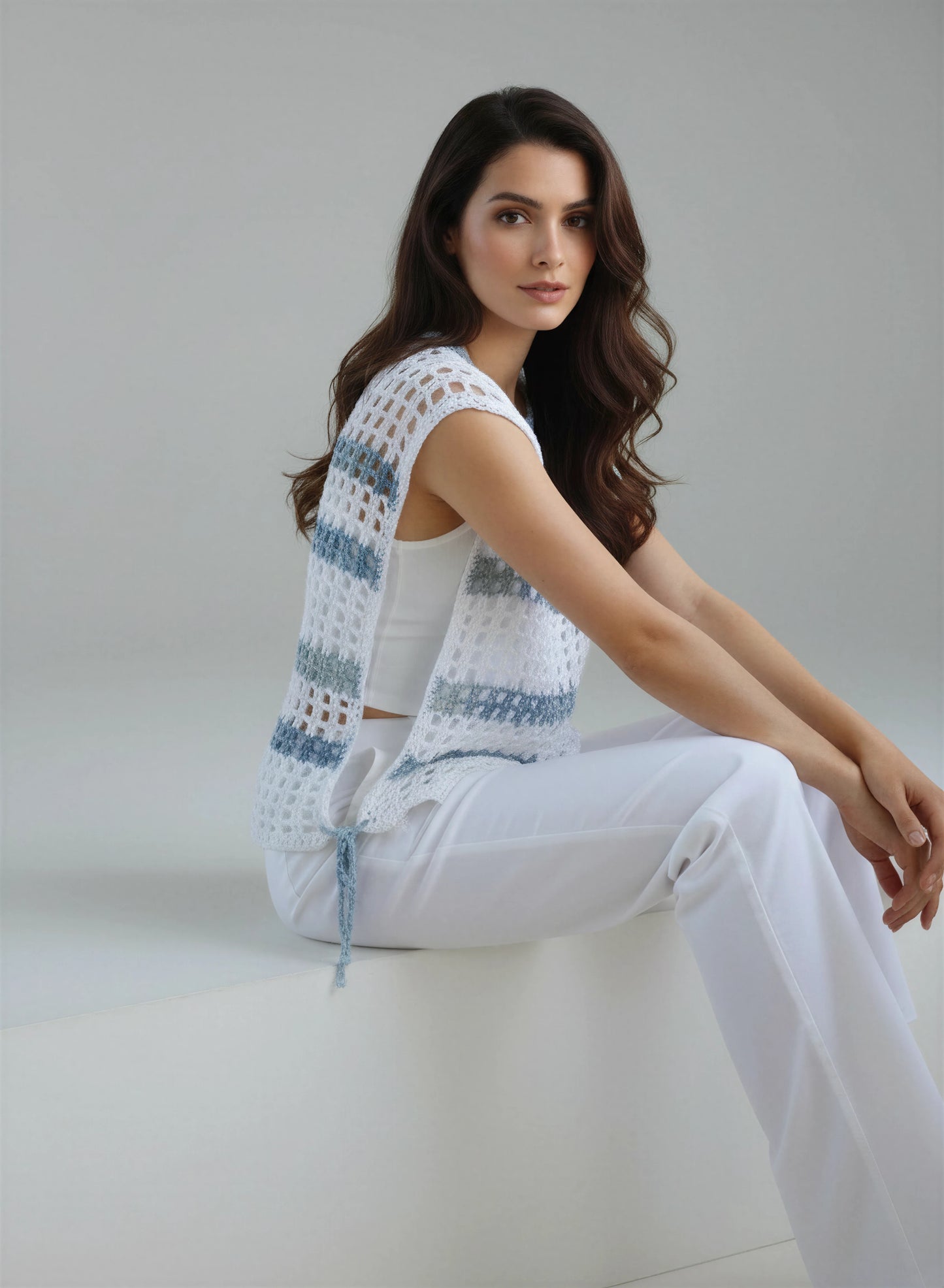 Haut crochet fait main Ellada blanc rayures bleu égéen point filet lien latéral pose assise – Cachalabibi