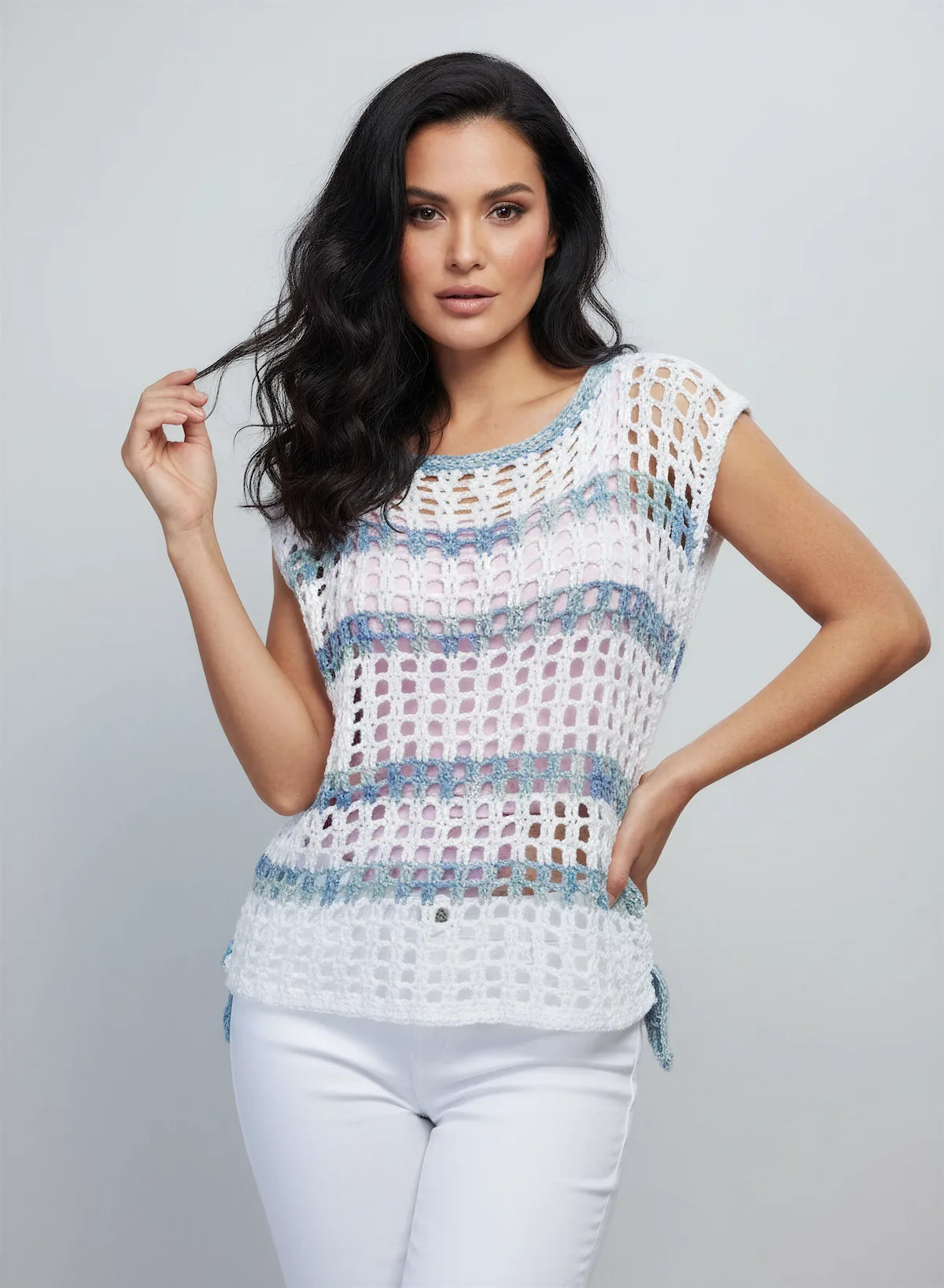 Haut Ellada – vue de face buste main cheveux – top crochet blanc résille rayures bleu ciel lavande manches courtes – Cachalabibi