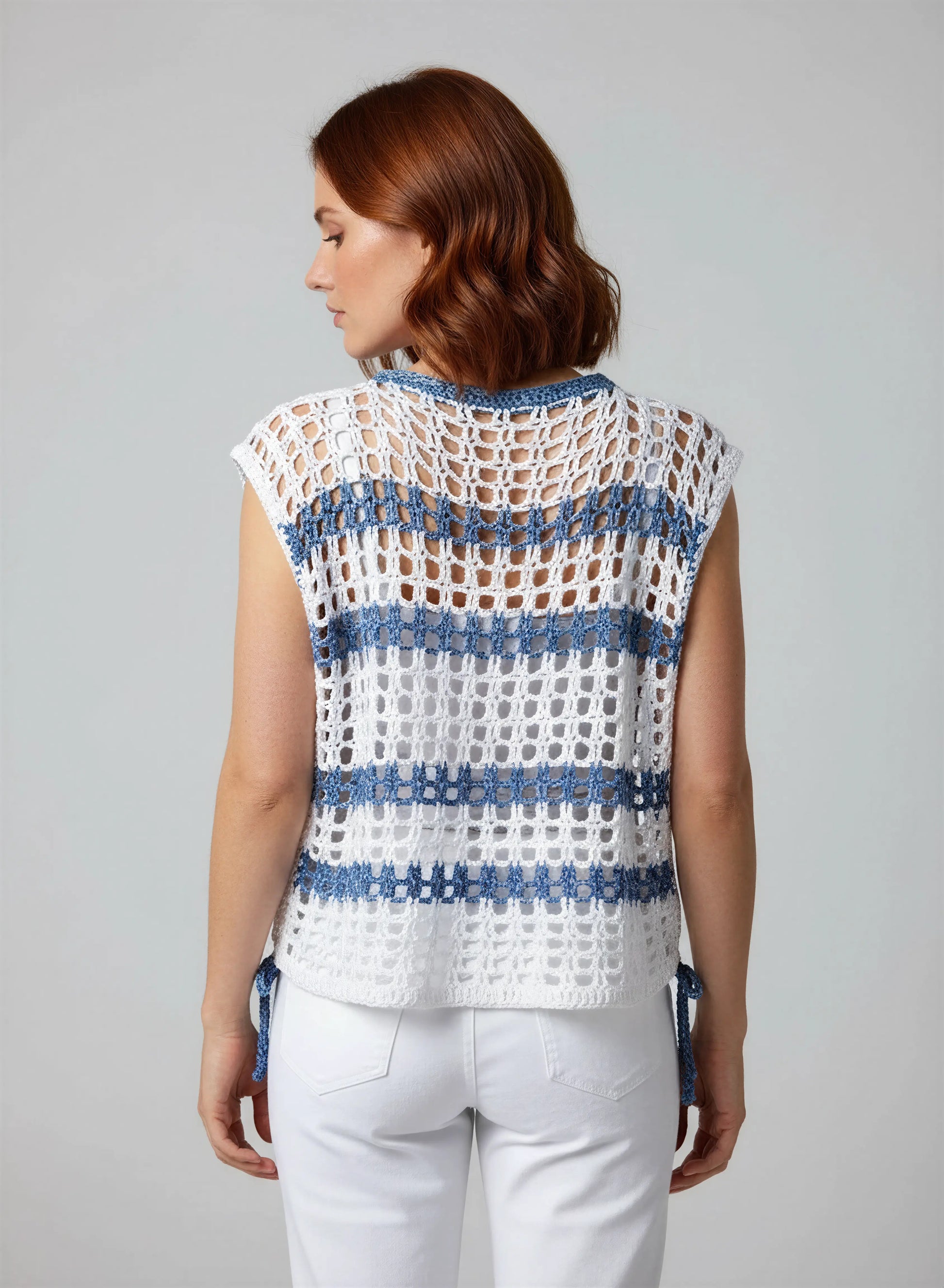 Haut crochet fait main Ellada blanc rayures bleu égéen point filet dos lien latéral vue dos – Cachalabibi