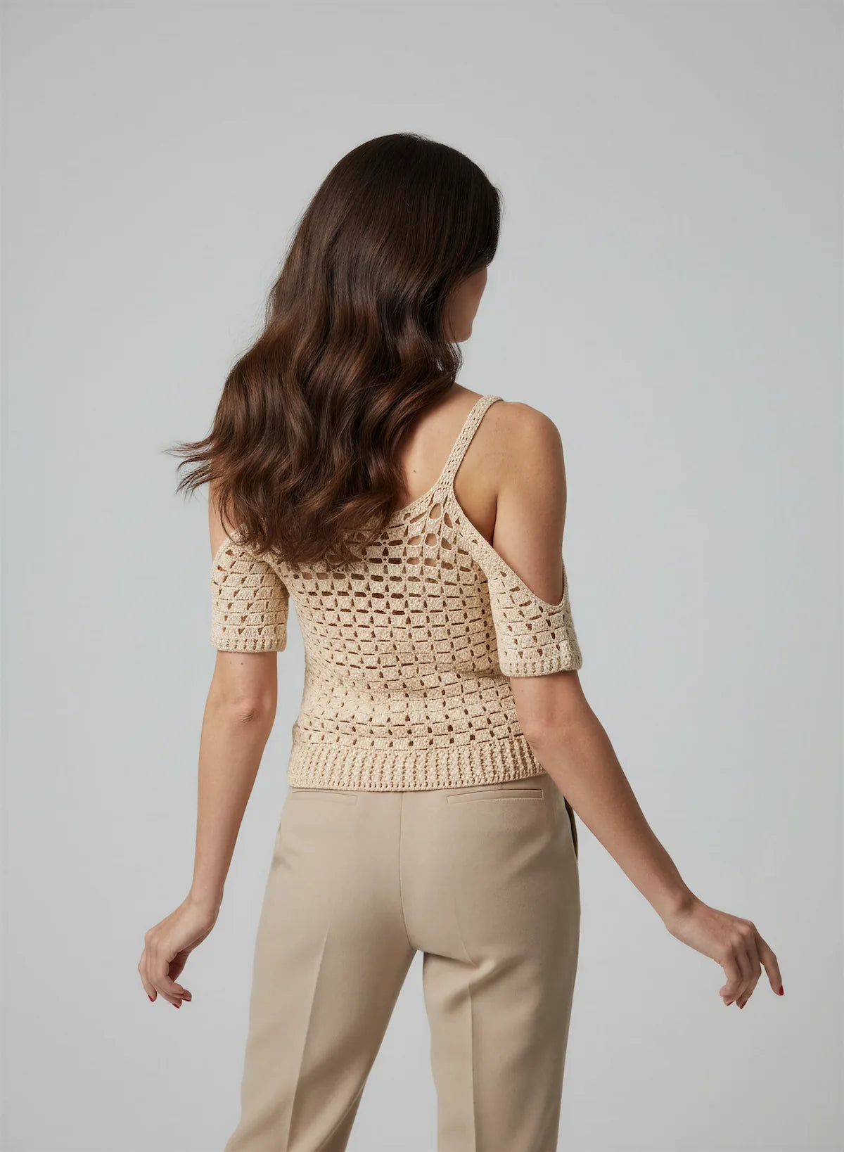 Haut Espuma – vue de dos – top crochet beige résille granny square épaules dénudées bretelles croisées dos – Cachalabibi