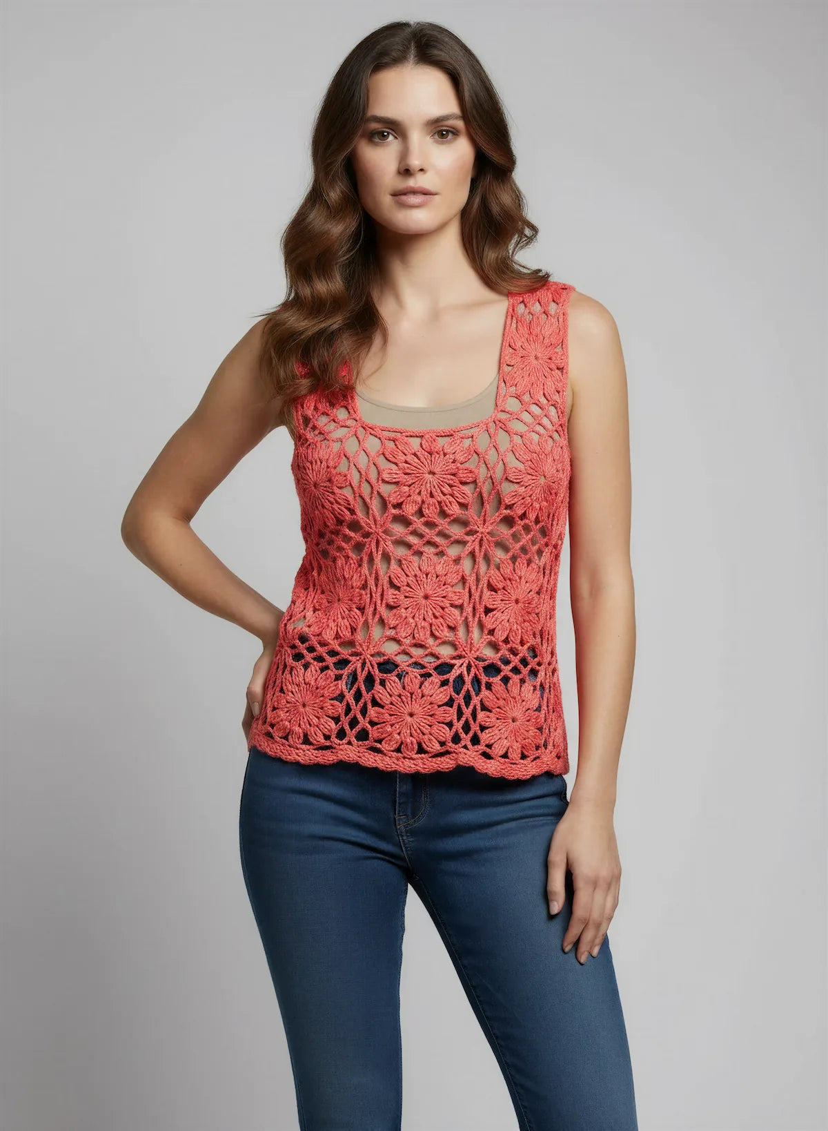 Haut Florapizzo – vue de face – haut crochet corail motifs fleurs ajourées encolure carrée bretelles larges – Cachalabibi