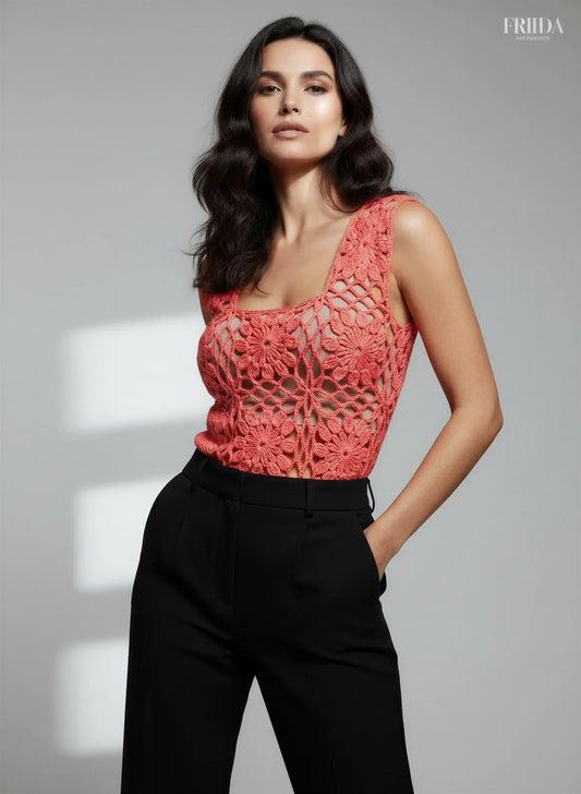 Haut Florapizzo – de face buste soirée – haut crochet corail motifs fleurs ajourées sur pantalon noir – Cachalabibi