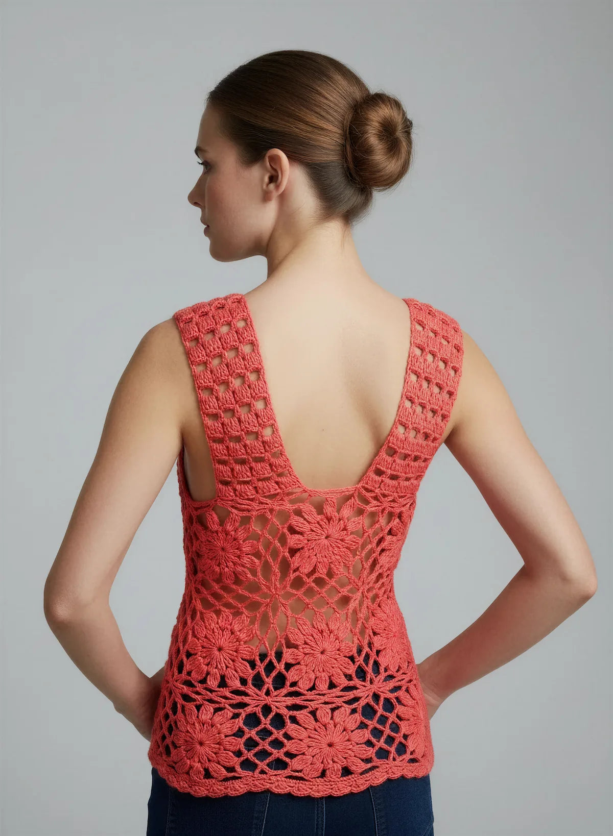 Haut Florapizzo – vue de dos – haut crochet corail motifs fleurs ajourées encolure dos V profond – Cachalabibi