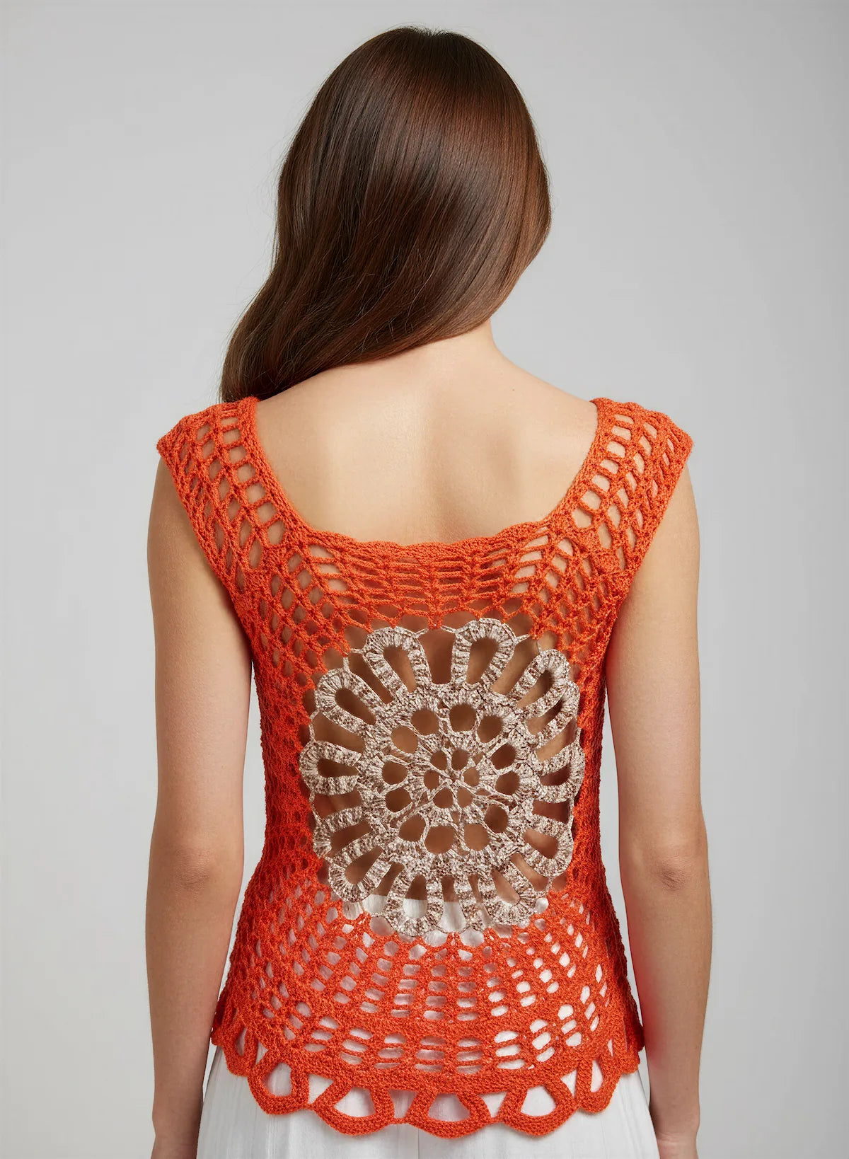Haut Floravita – vue de dos debout – top crochet orange corail médaillon fleur beige doré dos bordure festonnée – Cachalabibi