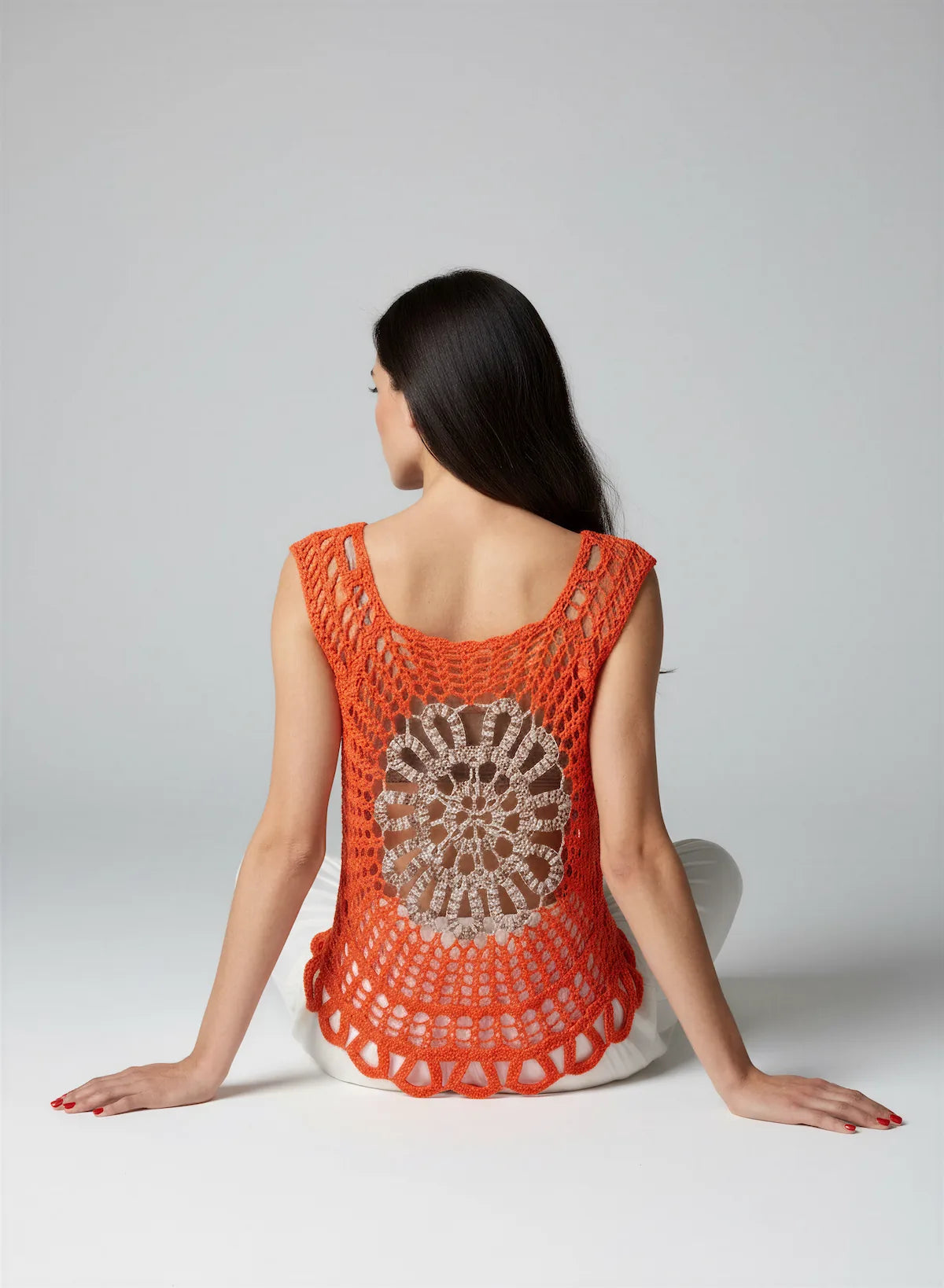Haut Floravita – vue de dos assise – top crochet orange corail médaillon fleur beige doré dos bordure festonnée – Cachalabibi