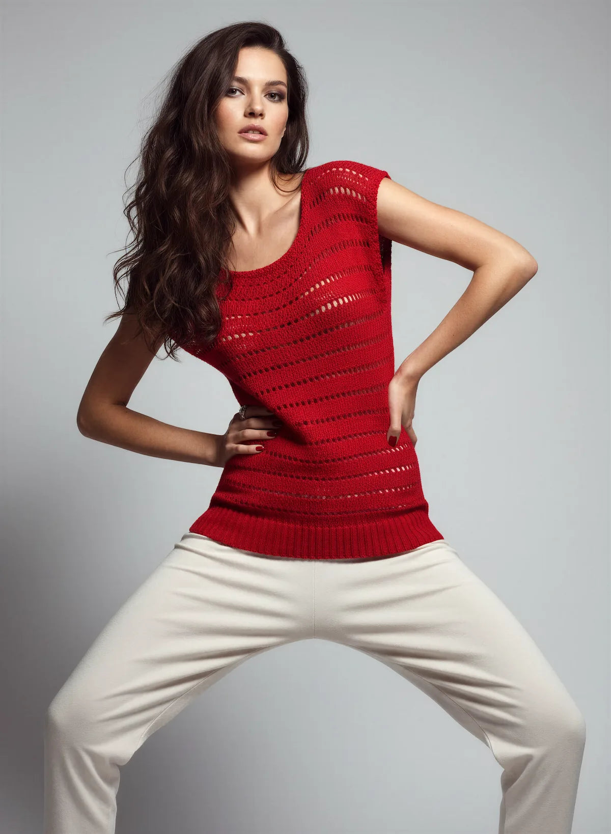 Haut Granada – vue de face dynamique – top crochet rouge rayures ajourées vagues encolure ronde cap sleeve – Cachalabibi