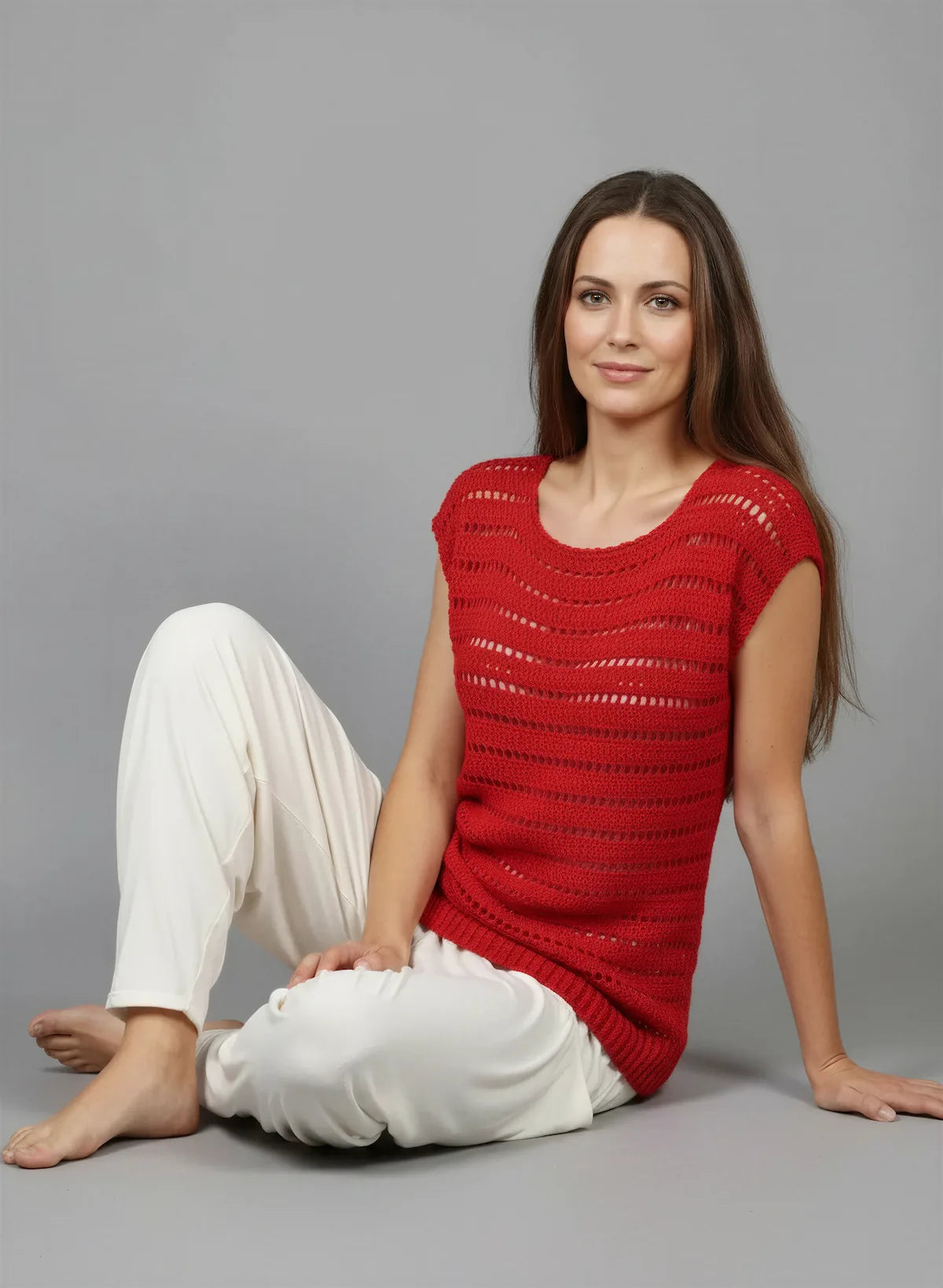 Haut Granada – vue de face assise sol – top crochet rouge rayures ajourées vagues encolure ronde cap sleeve – Cachalabibi