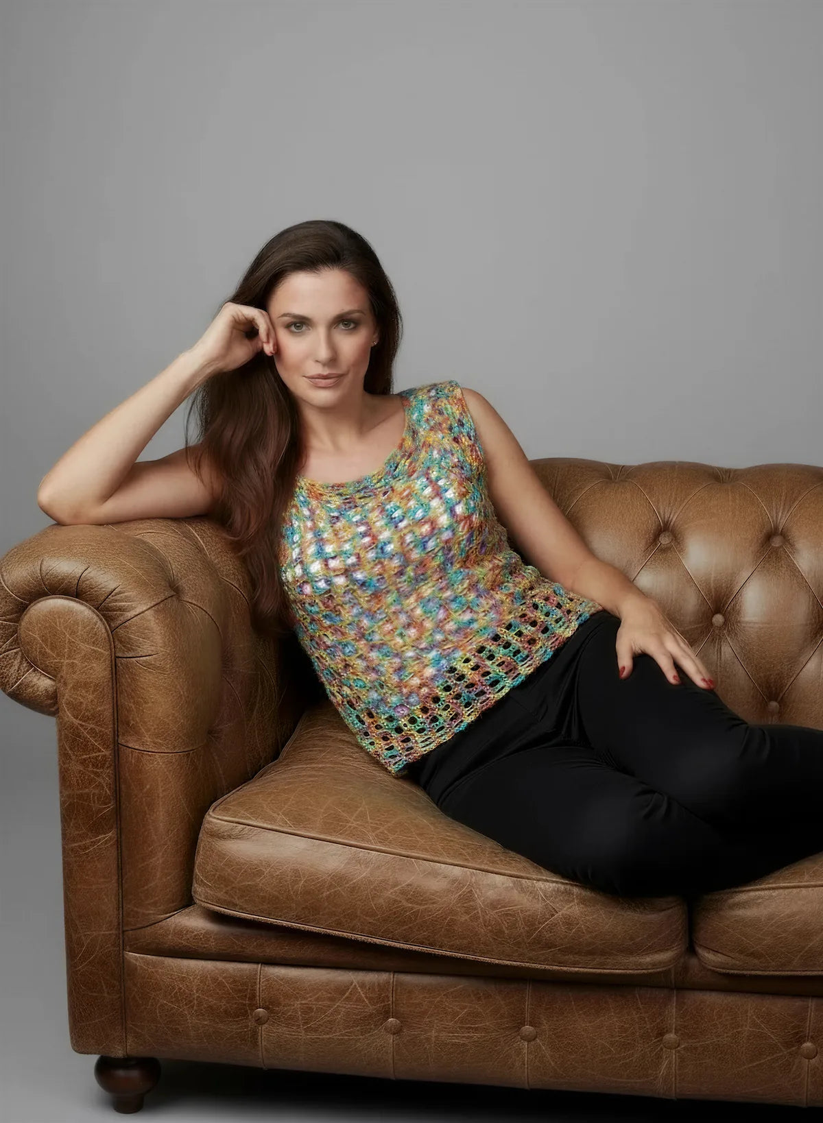 Haut Illusion – allongée canapé Chesterfield – top crochet multicolore arc-en-ciel résille carrés ajourés – Cachalabibi