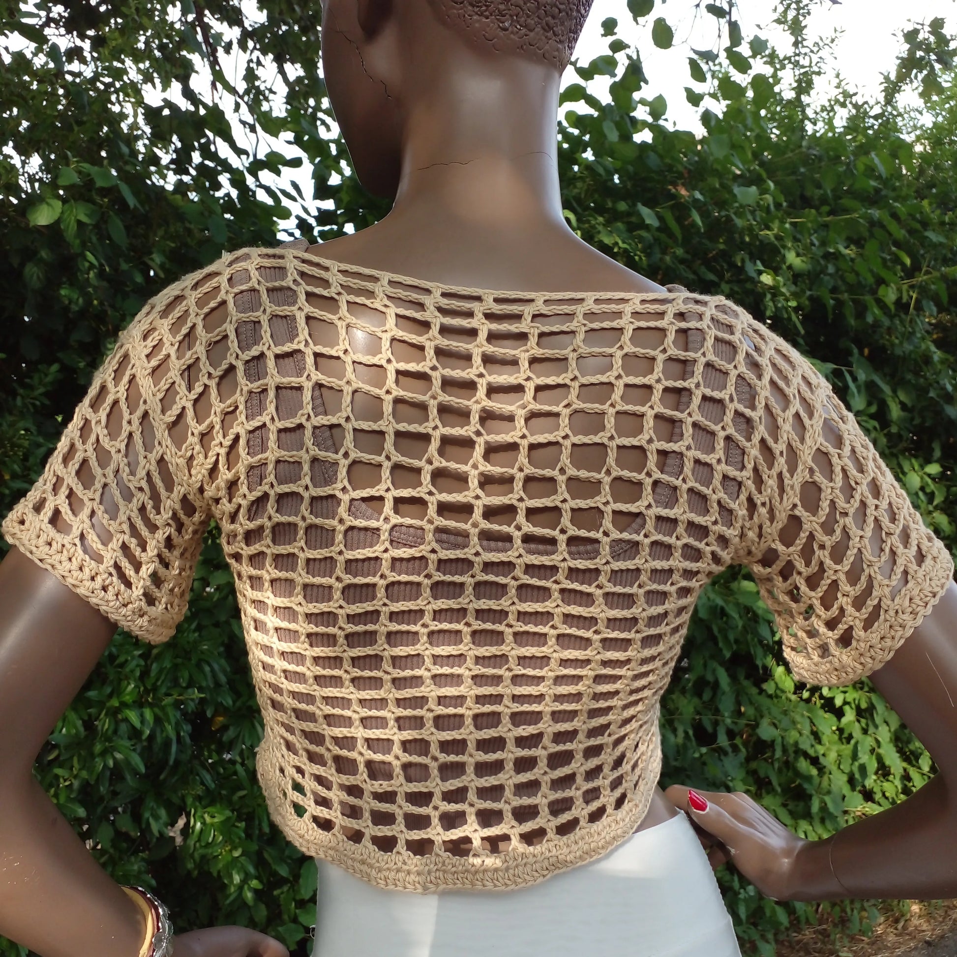 Haut au crochet fait main Kobieta de Cachalabibi - beige foncé - vue de dos de la conception du haut posé sur un mannequin