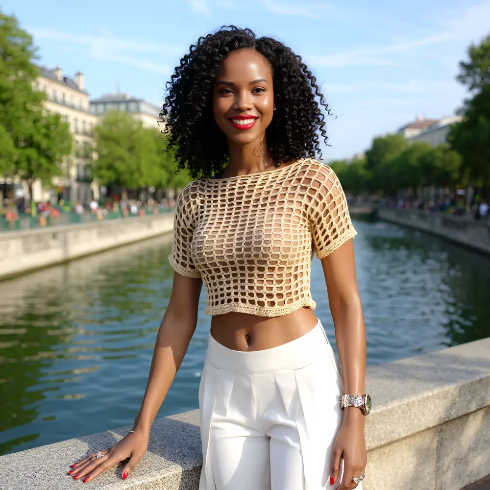 Haut au crochet fait main Kobieta de Cachalabibi - beige foncé - vue de face d'une femme sur un pont au-dessus d'un cours d'eau