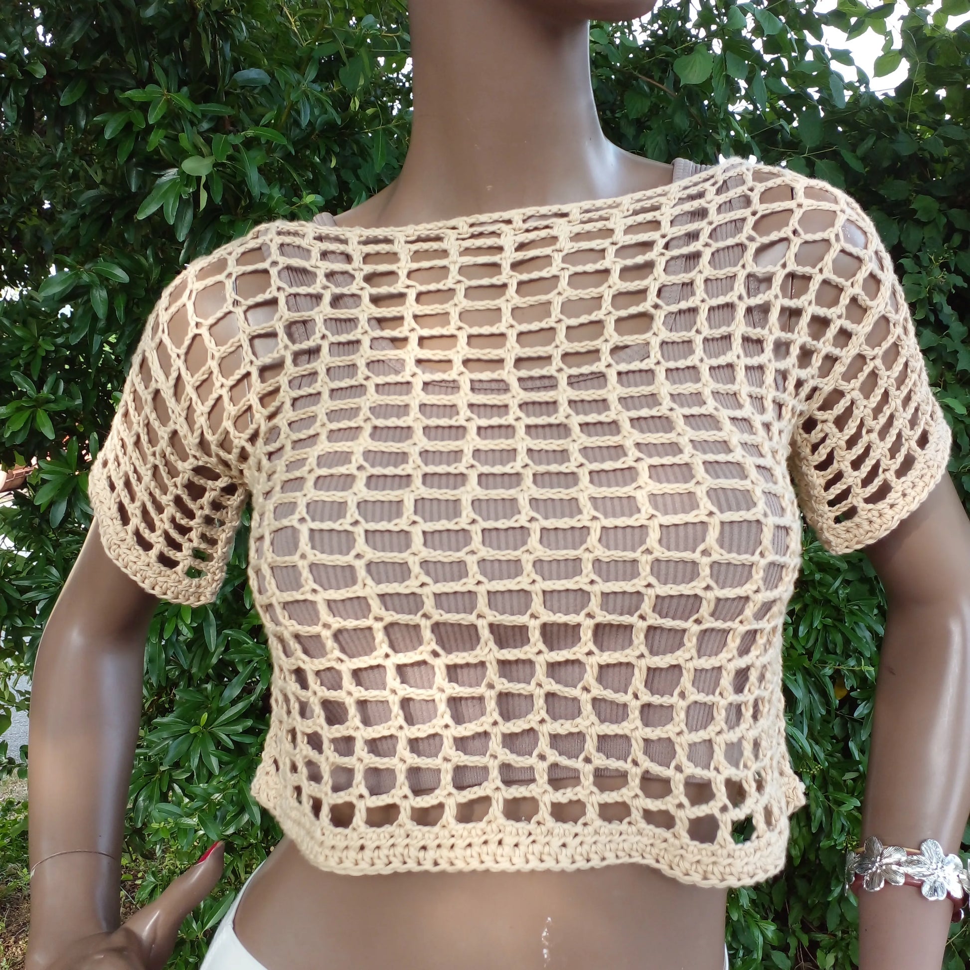 Haut au crochet fait main Kobieta de Cachalabibi - beige foncé - vue de face du détail du point ajouré géométrique sur un mannequin