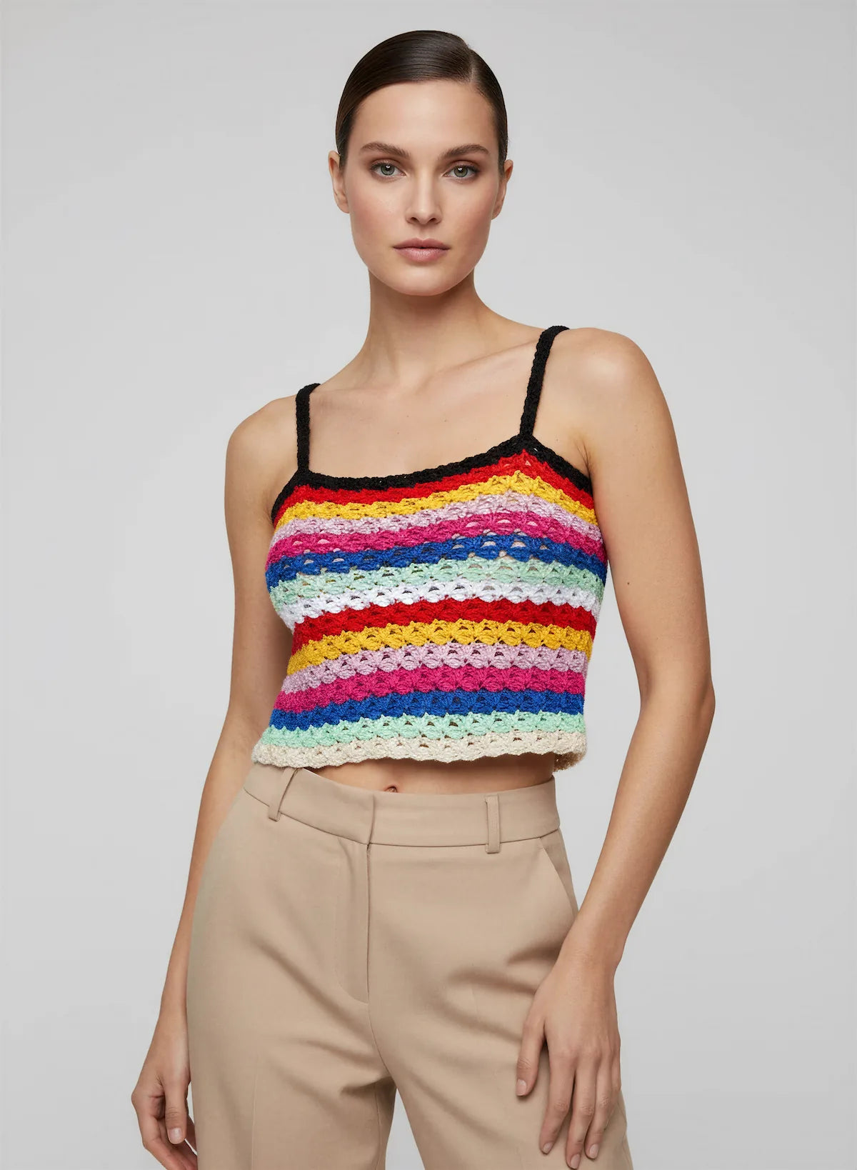 Haut Labegitou – vue de face buste – haut crochet rayures festonnées multicolore arc-en-ciel bretelles noires – Cachalabibi