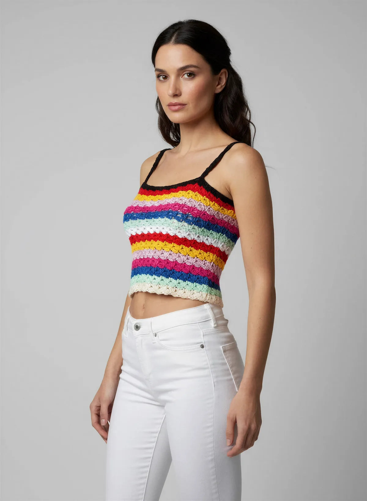 Haut Labegitou – vue profil 3/4 – haut crochet rayures festonnées multicolore arc-en-ciel bretelles noires – Cachalabibi