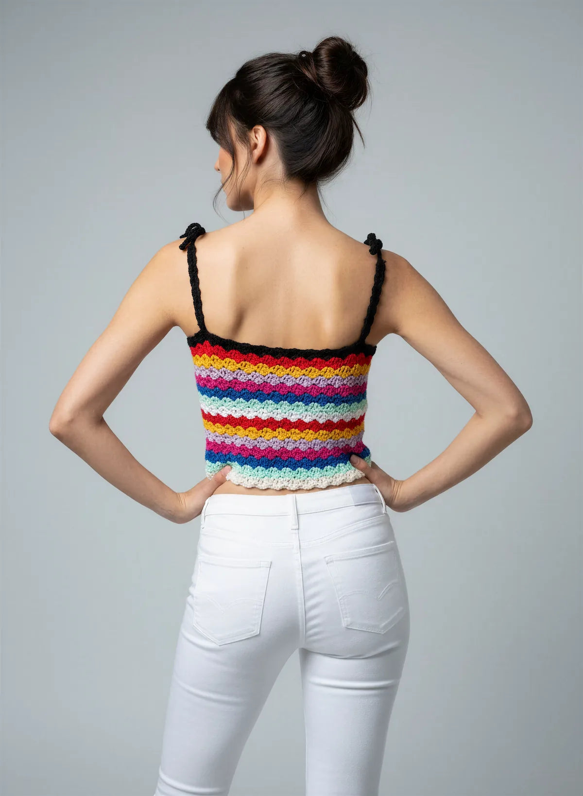 Haut Labegitou – vue de dos chignon – haut crochet rayures festonnées multicolore bretelles noires nœuds épaules – Cachalabibi