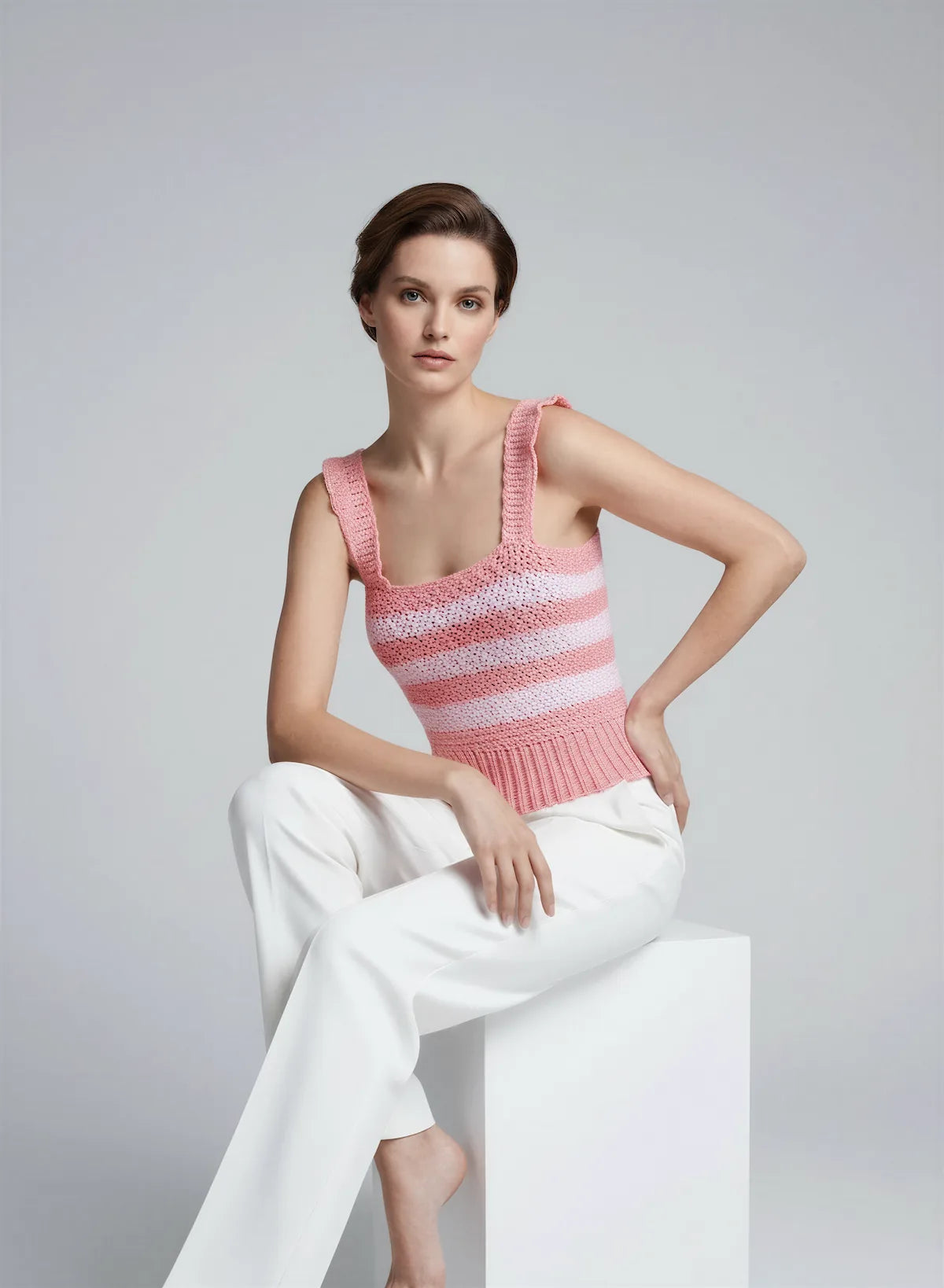 Haut Marshmallow – vue de face assise cube – haut crochet rose poudré rayures blanc rose bretelles festonnées côtes bas – Cachalabibi
