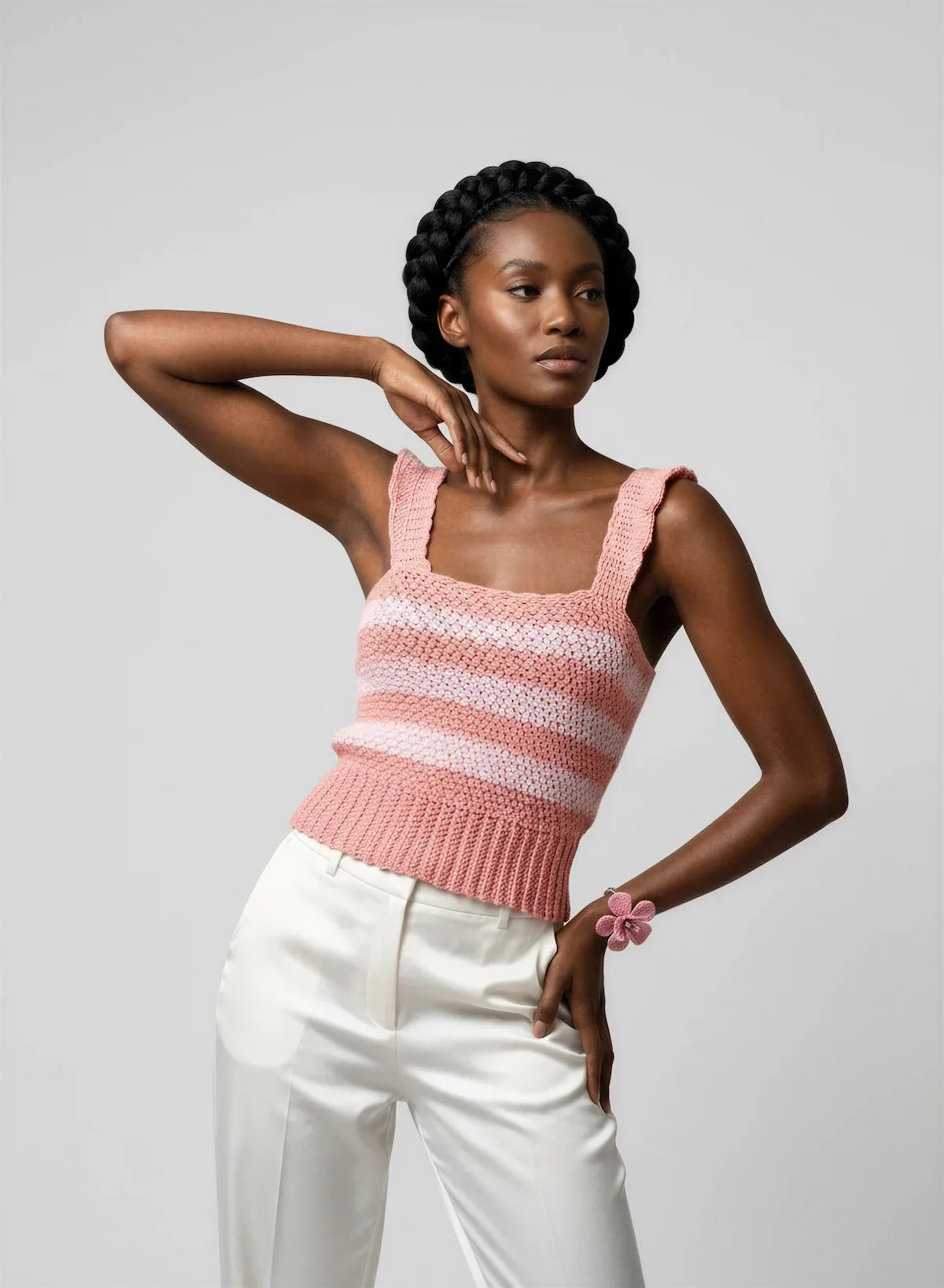 Haut Marshmallow – vue de face plein pied tresses – haut crochet rose poudré rayures blanc rose bretelles festonnées – Cachalabibi