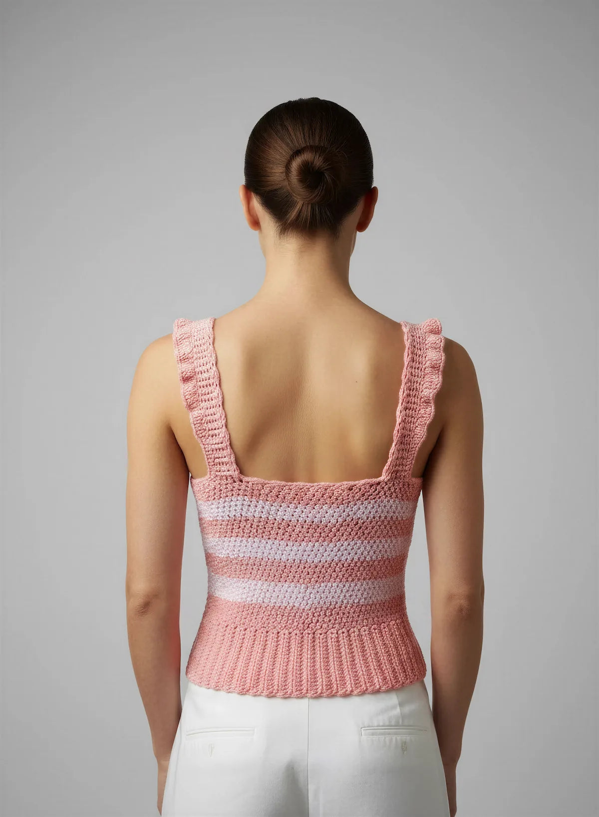 Haut Marshmallow – vue de dos – haut crochet rose poudré rayures blanc rose encolure dos carrée bretelles festonnées – Cachalabibi