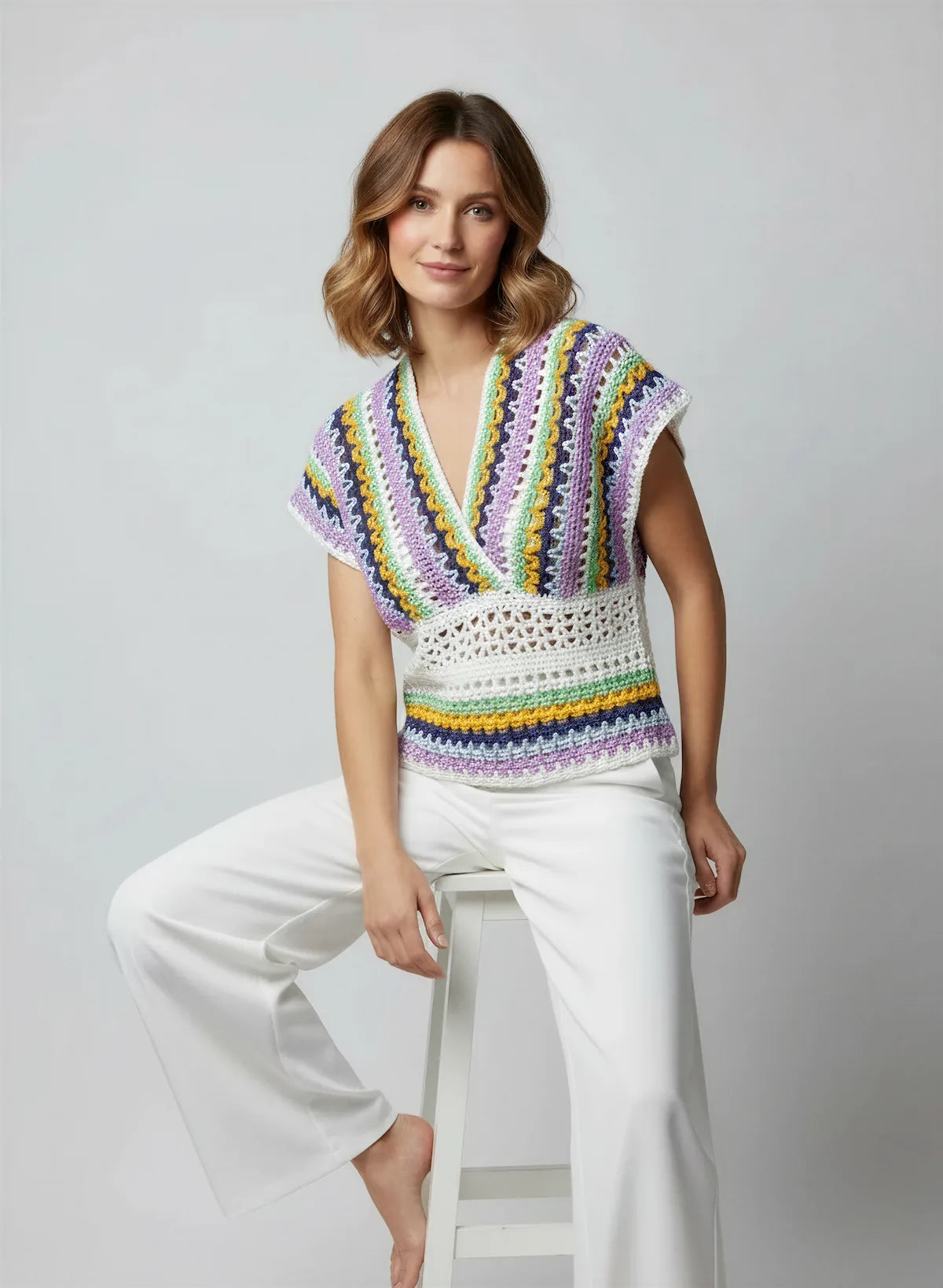 Haut Mayabella – vue de face assise tabouret – haut crochet multicolore rayures zigzag encolure V cache-cœur – Cachalabibi