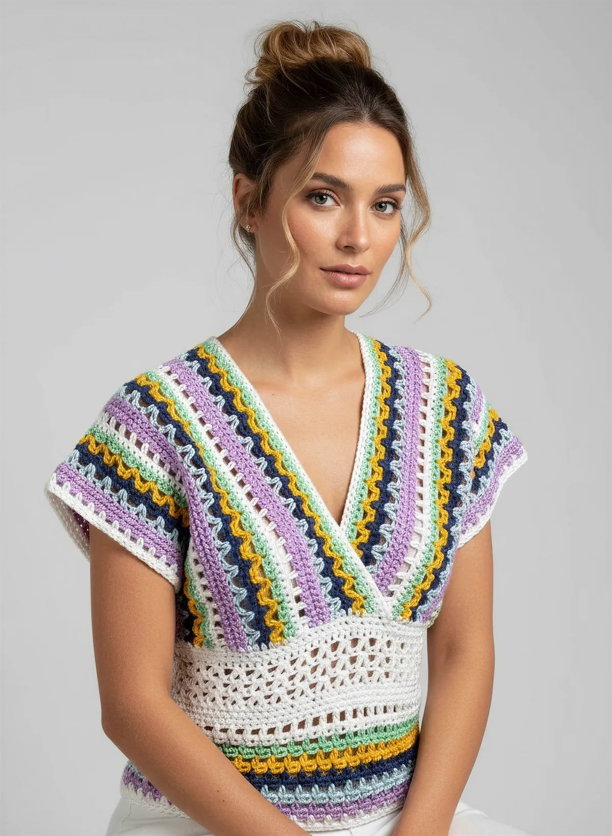 Haut Mayabella – gros plan buste – haut crochet multicolore rayures zigzag encolure V cache-cœur ceinture résille – Cachalabibi