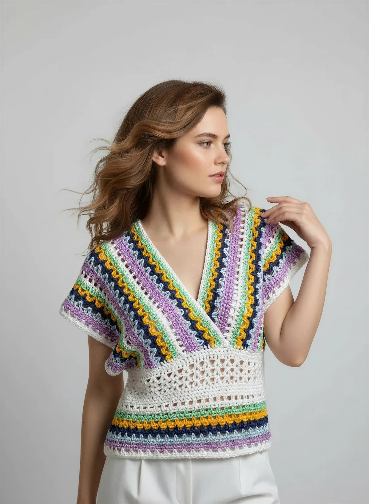 Haut Mayabella – vue profil 3/4 cheveux au vent – haut crochet multicolore rayures zigzag encolure V cache-cœur – Cachalabibi