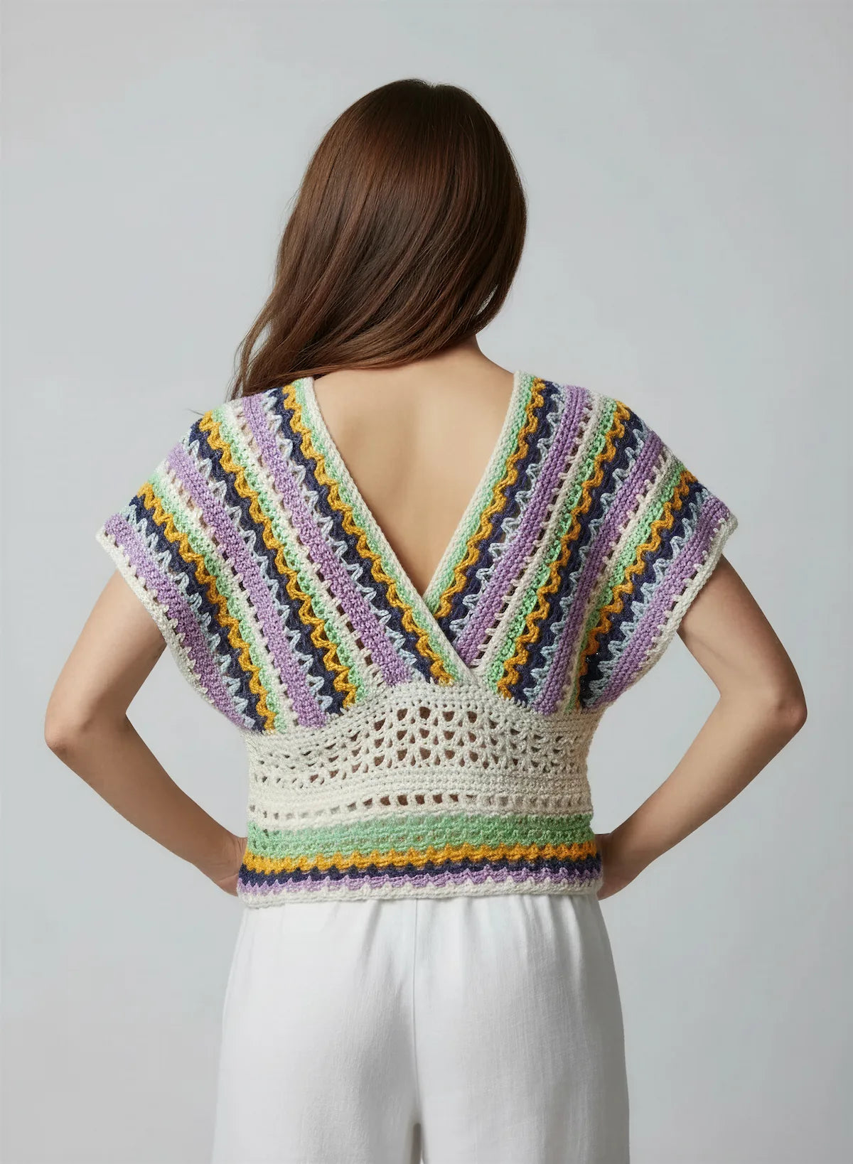 Haut Mayabella – vue de dos – haut crochet multicolore rayures zigzag encolure dos V croisée ceinture résille – Cachalabibi