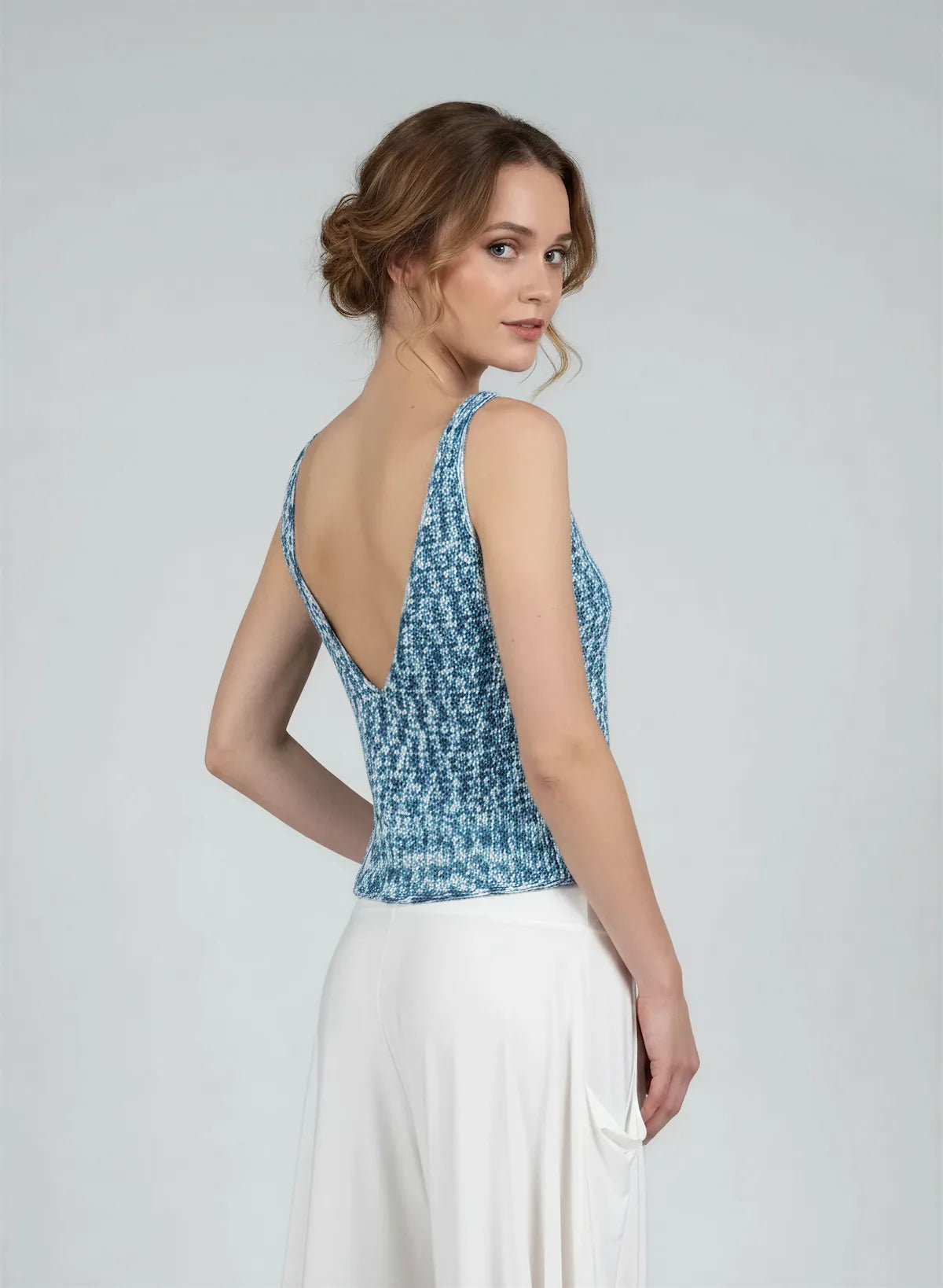 Haut Mosca – vue profil 3/4 dos V plongeant – haut crochet bleu blanc chiné losanges bretelles larges – Cachalabibi