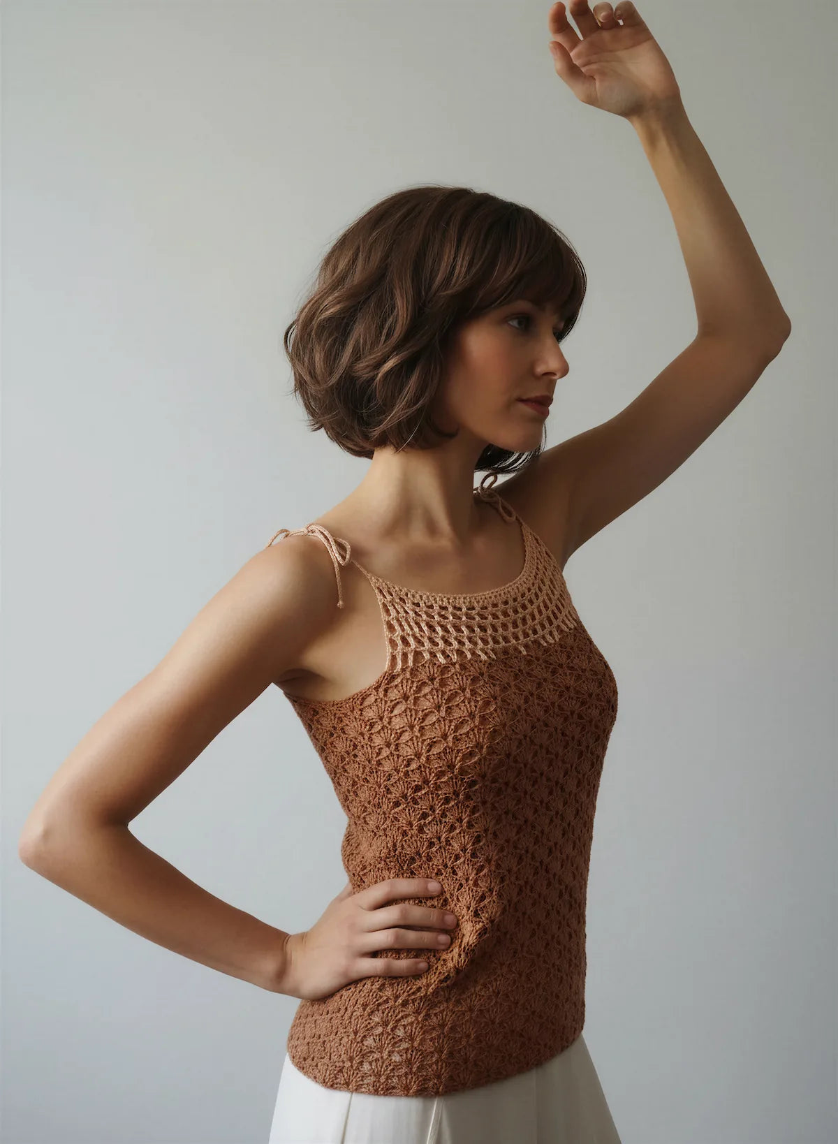 Haut Padechichi – vue profil 3/4 bras levé – haut crochet terracotta éventails résille beige bretelles fines nœuds – Cachalabibi
