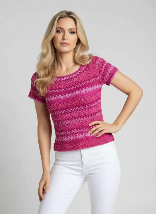 Haut Pitaya – vue de face buste cheveux blonds – haut crochet fuchsia rose rayures vagues festonnées encolure bateau – Cachalabibi
