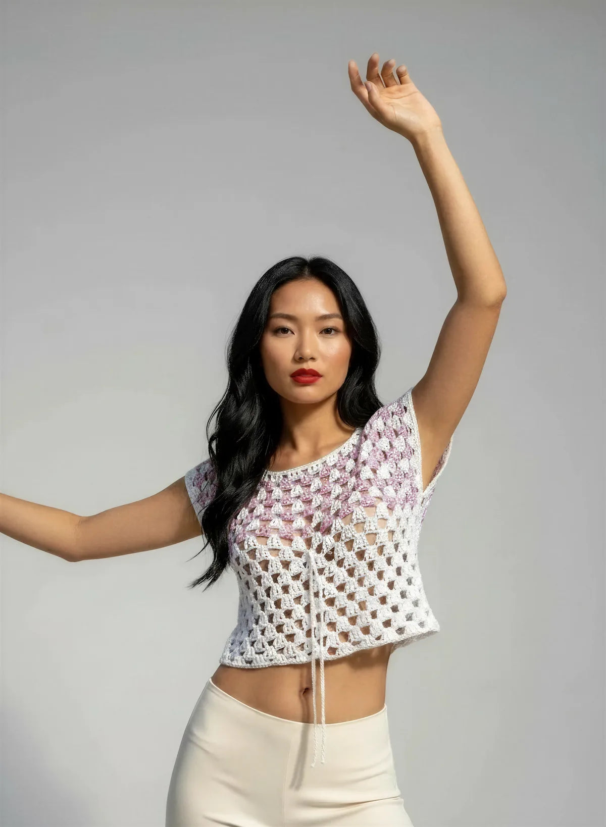 Haut Rosabianca – vue de face buste bras levé – haut crochet blanc rose chiné granny square lacet devant – Cachalabibi