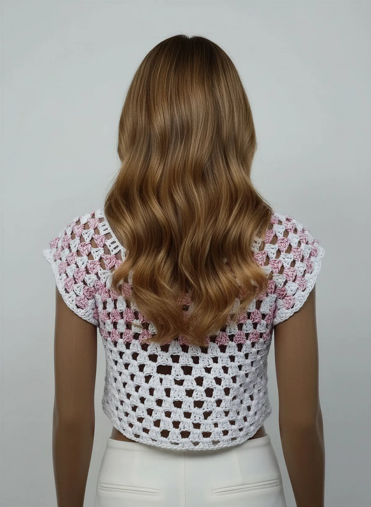 Haut Rosabianca – vue de dos – haut crochet blanc rose chiné granny square encolure dos ronde cap sleeve – Cachalabibi