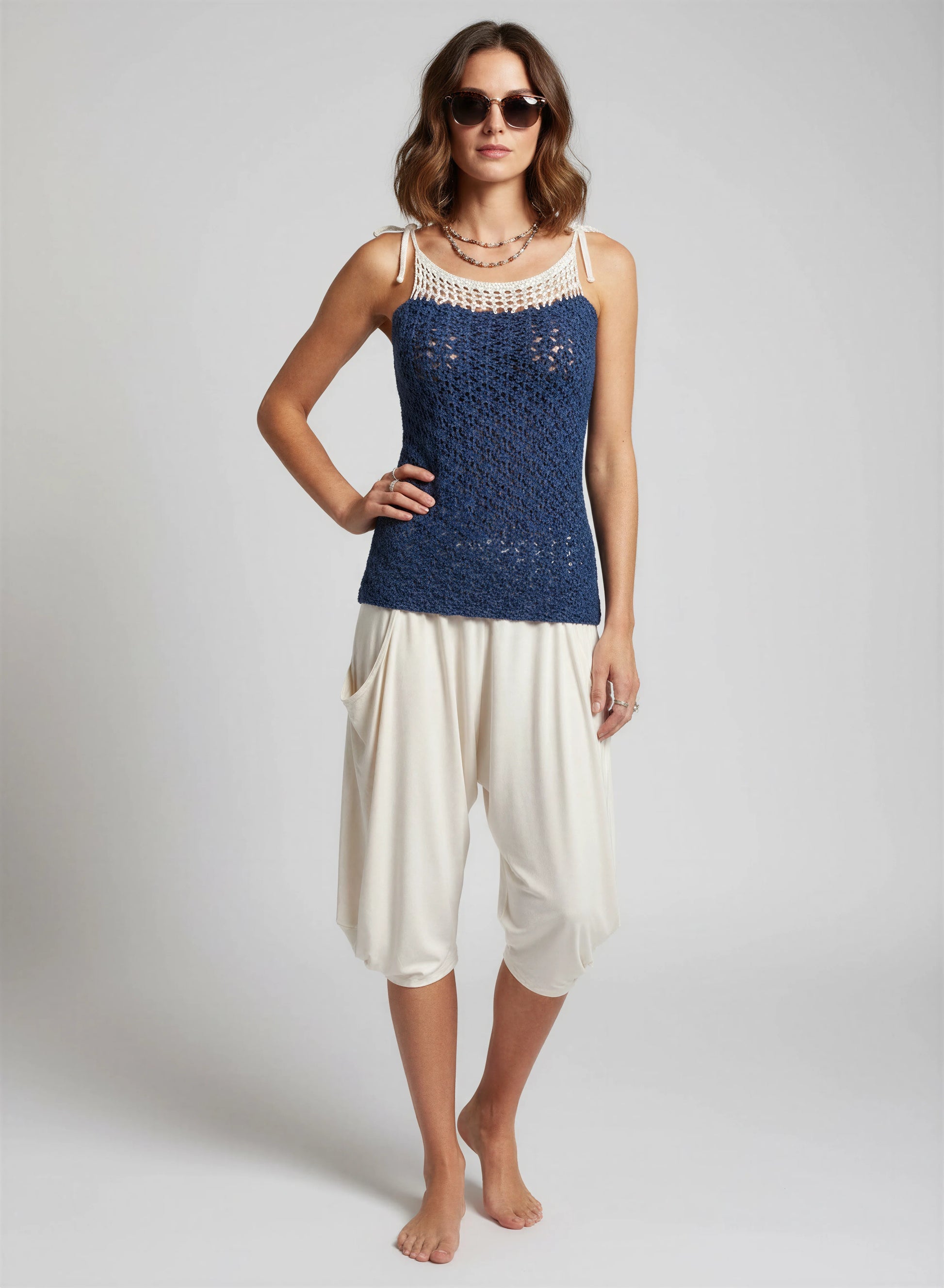 Haut crochet fait main Sotavento bleu indigo empiècement filet écru bretelles nouées vue face – Cachalabibi