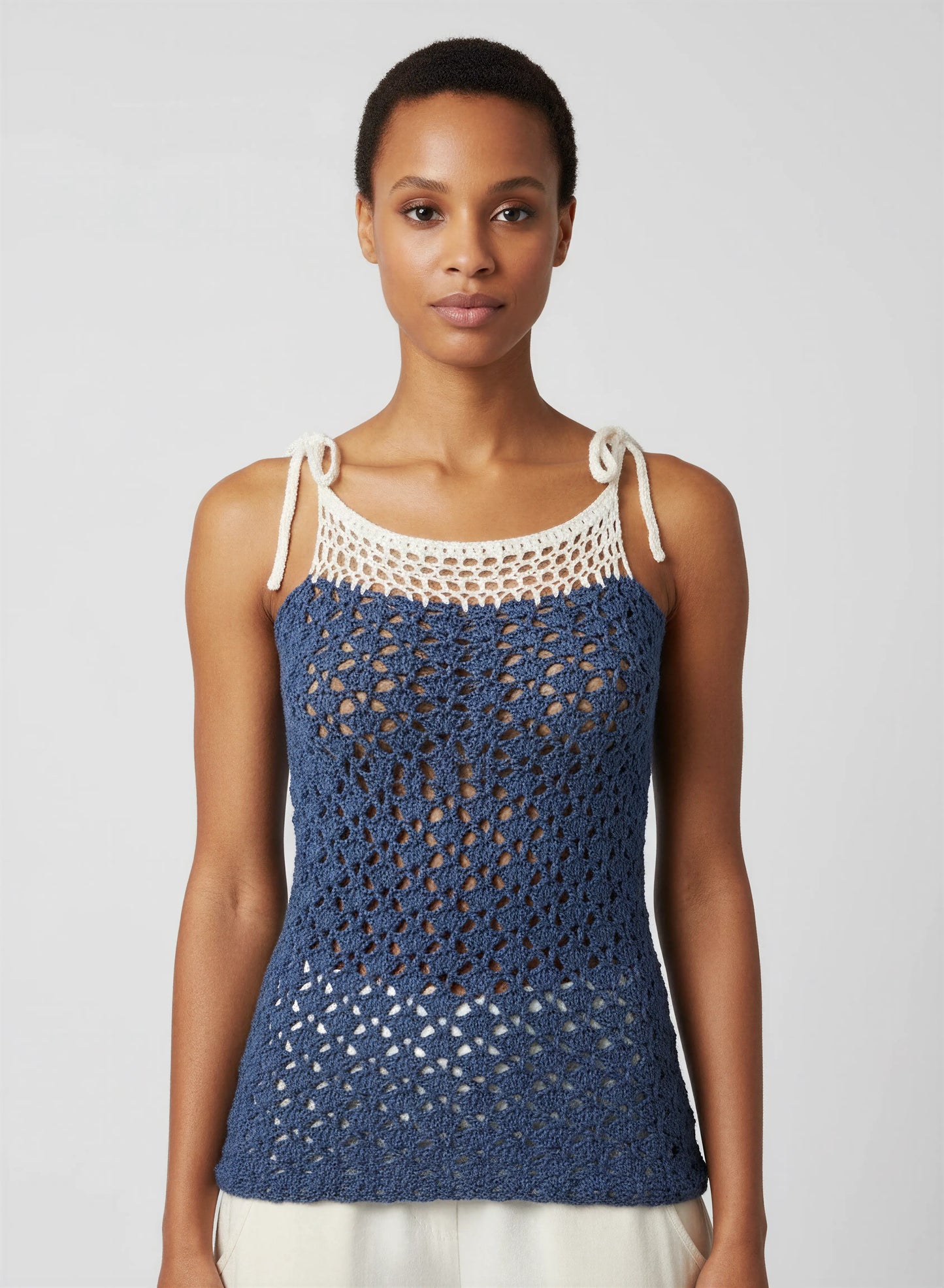 Haut crochet fait main Sotavento bleu indigo empiècement filet écru bretelles nouées détail – Cachalabibi