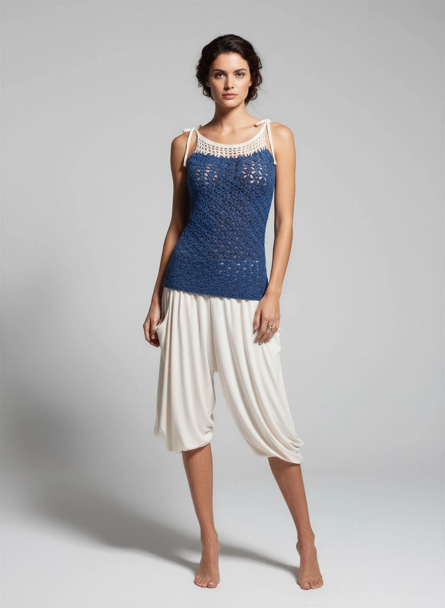 Haut crochet fait main Sotavento bleu indigo empiècement filet écru bretelles nouées sans manches – Cachalabibi