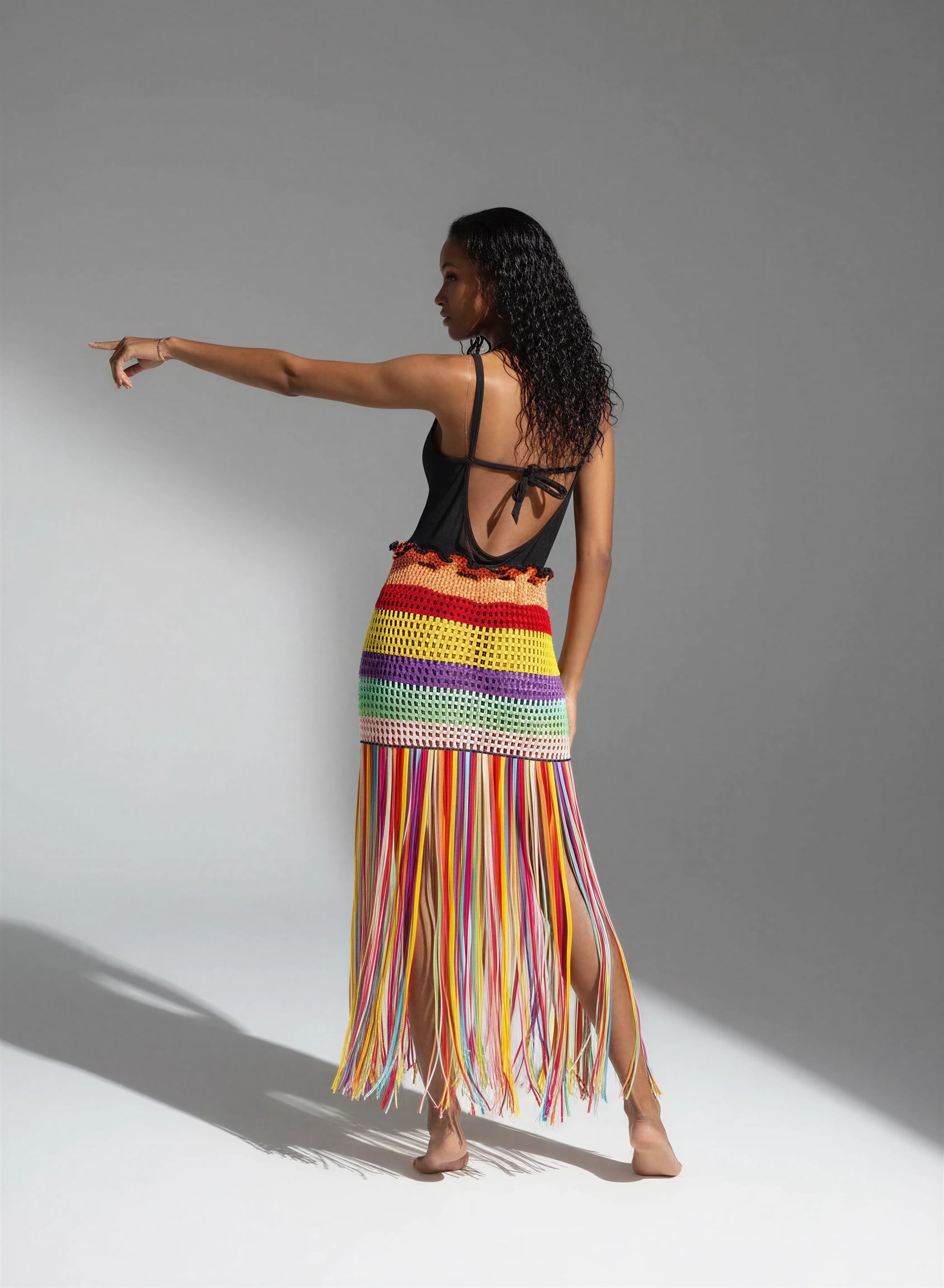 Jupe crochet fait main Arcobaleno arc-en-ciel dos franges multicolores lumière rasante pose éditoriale – Cachalabibi