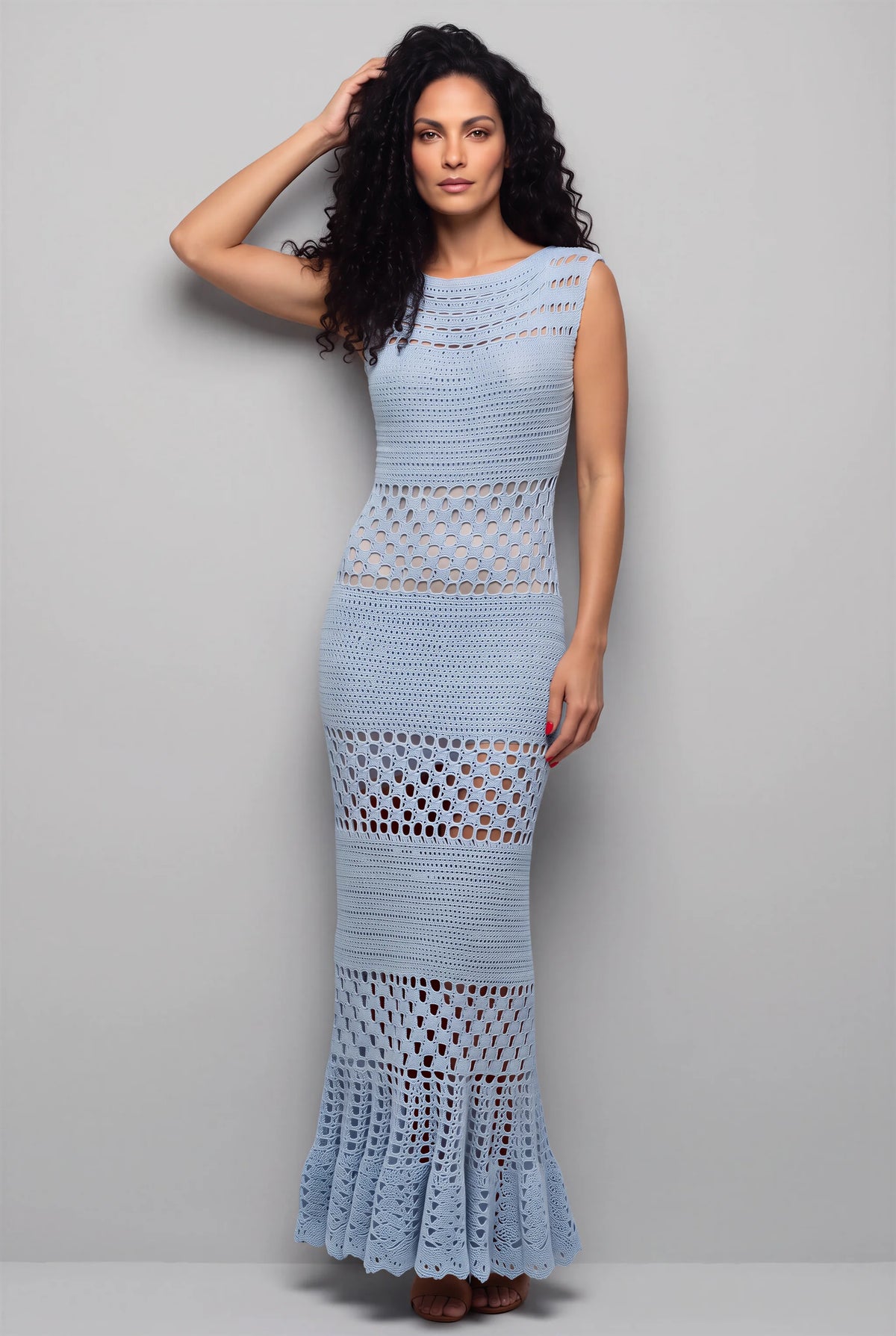 Robe Altobella bleue au crochet fait main - vue de face avec une main dans les cheveux - Cachalabibi