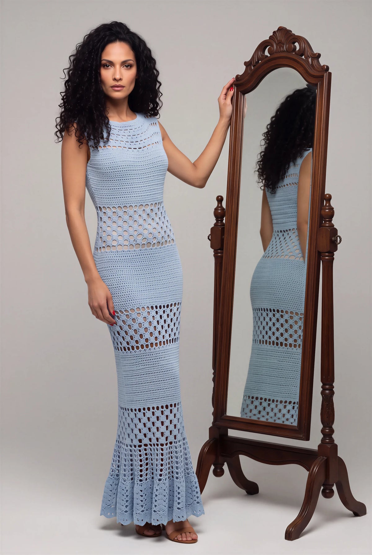 Robe Altobella bleue au crochet fait main - de 3/4 devant un psyché  sur pied - Cachalabibi