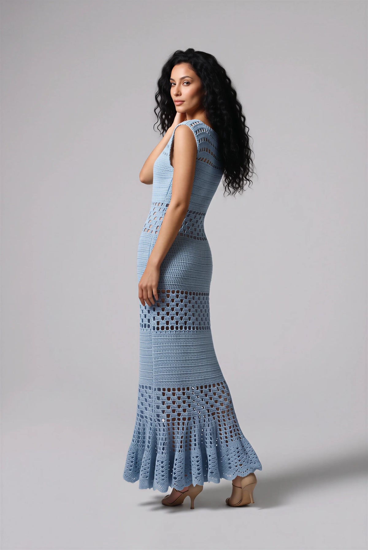 Robe Altobella bleue au crochet fait main - vue de profil 3/4 avec une main dans le cou - Cachalabibi