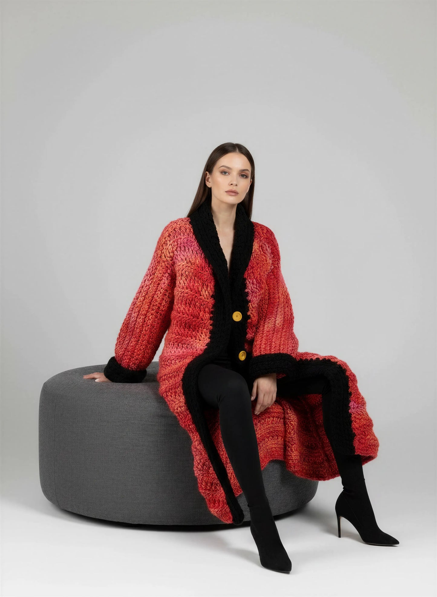 Manteau crochet fait main Kozakine rouge orange chiné grosse maille maxi col châle noir pose assise – Cachalabibi