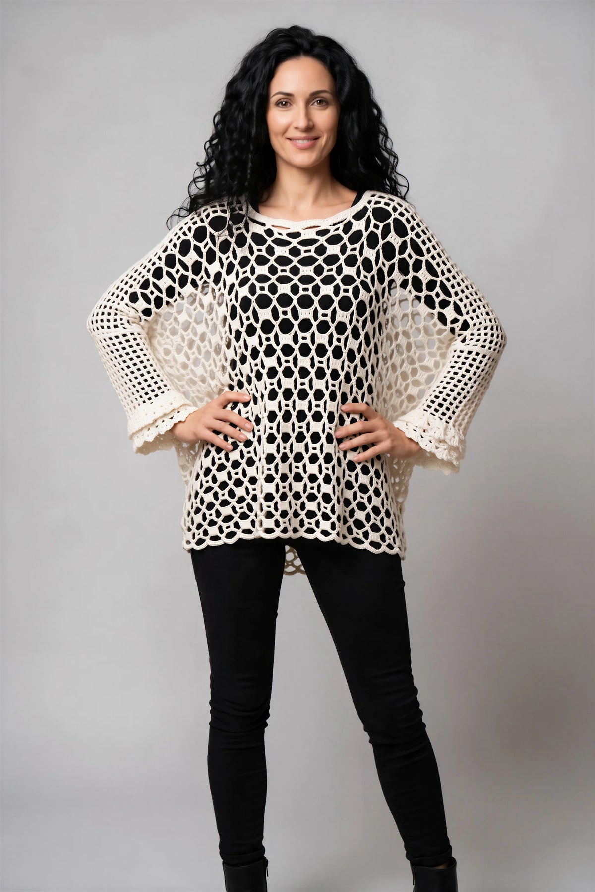 Poncho Buco crochet filet alvéolé blanc oversize manches longues — vue face — Cachalabibi