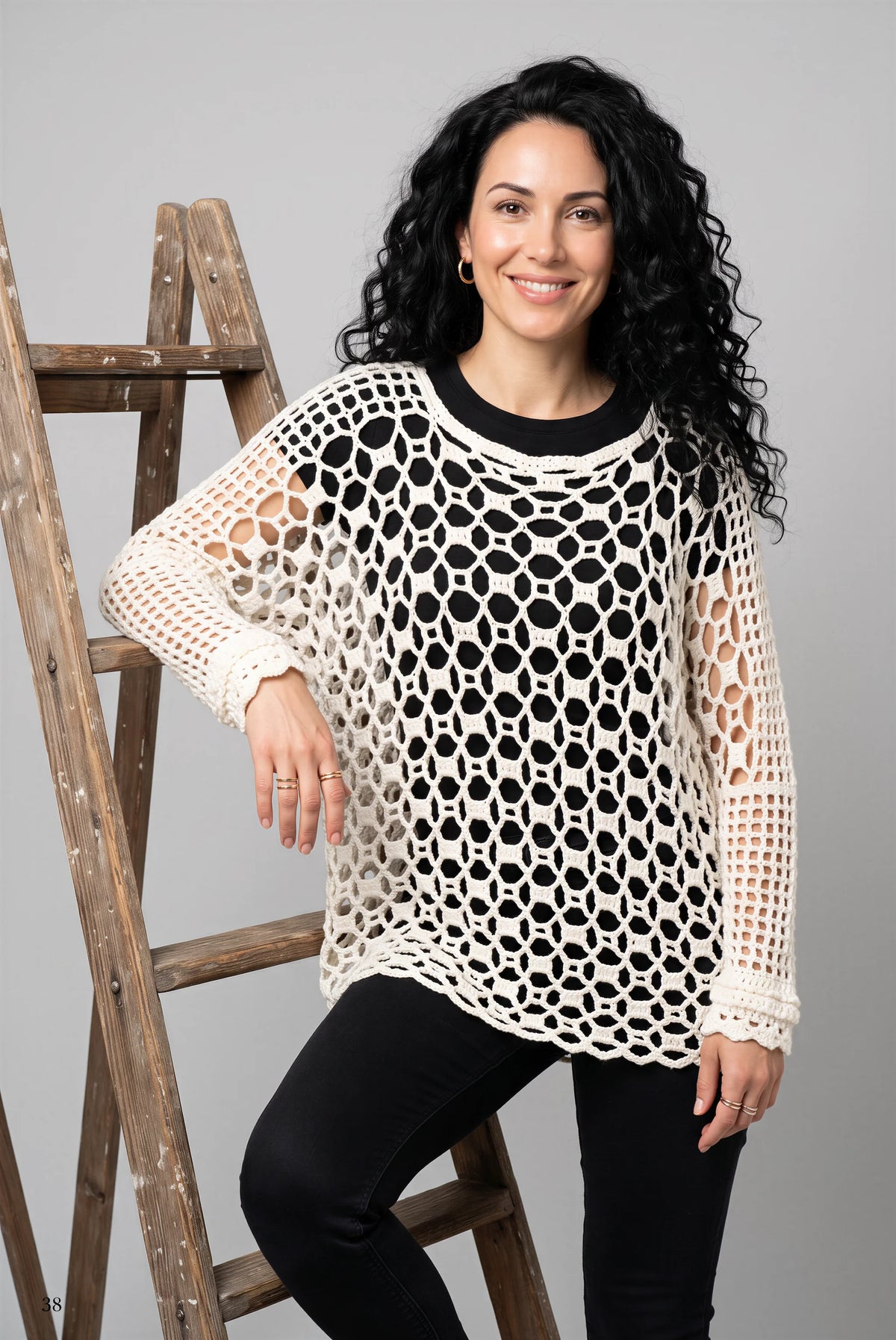Poncho crochet blanc nid d'abeille oversize — vue 3/4 échelle — Création Cachalabibi