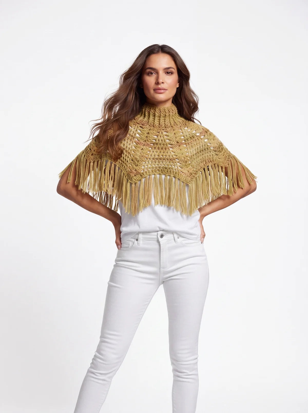Poncho crochet fait main Pompisol jaune doré chiné col roulé franges longues denses forme trapèze – de face -Cachalabibi