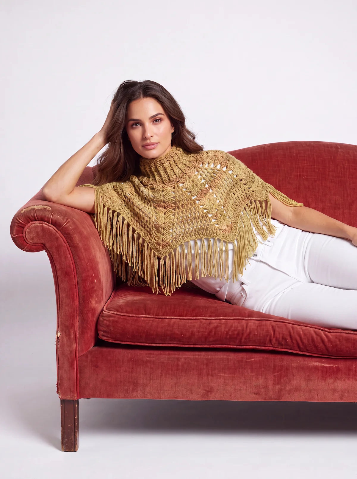 Poncho crochet fait main Pompisol jaunei doré chiné col roulé - vue allongée sur fauteuil anglais – Cachalabibi