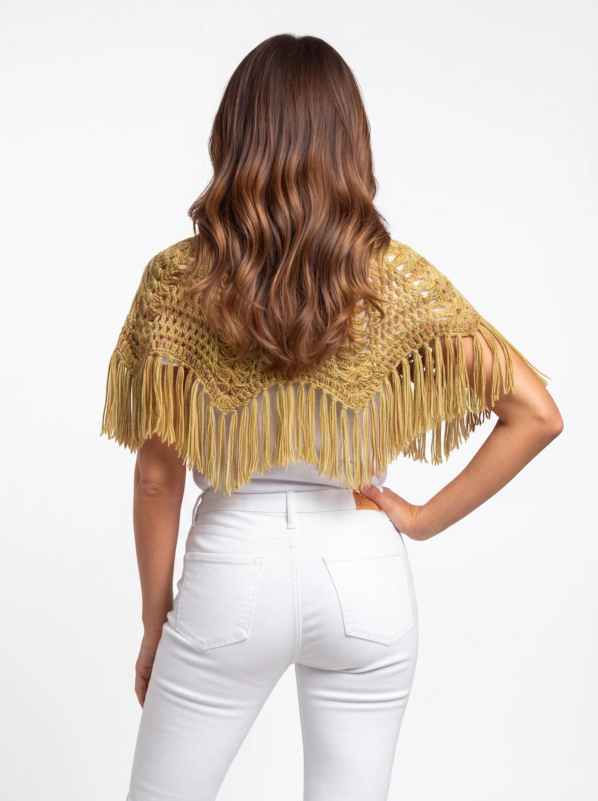 Poncho crochet fait main Pompisol jaune doré chiné dos pointe V centrale franges longues denses – vue de dos -Cachalabibi