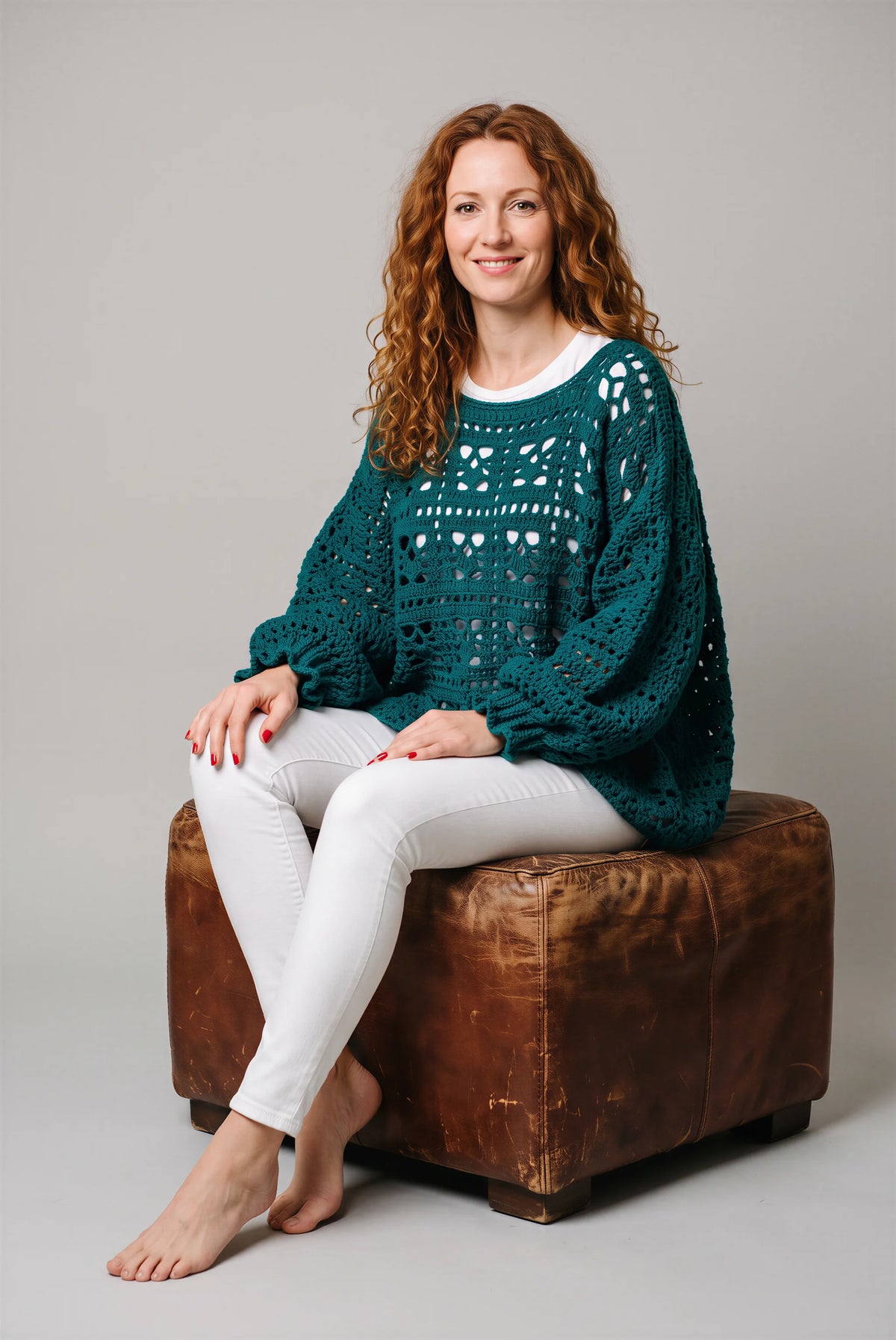 Poncho Tealo crochet vert teal — mise en scène assise décontractée — Cachalabibi