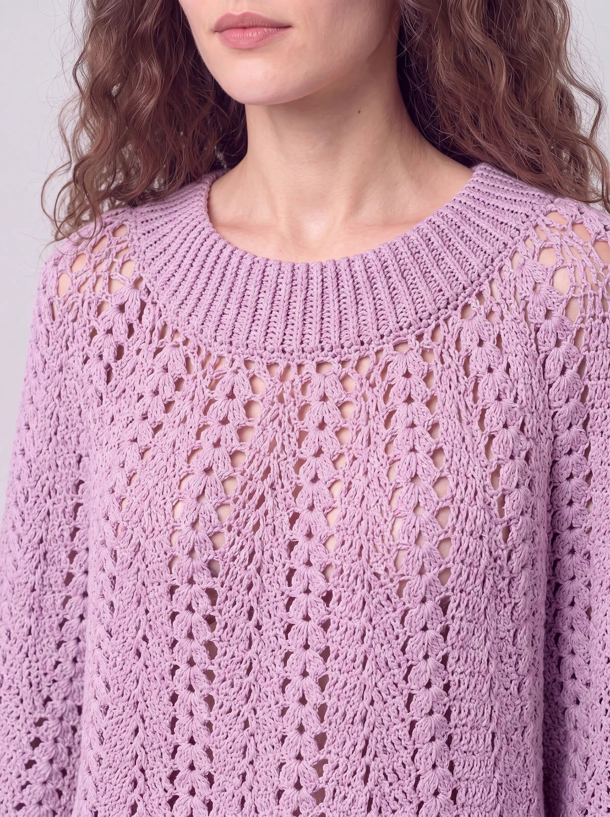 Poncho femme Violyne au crochet lilas, détail du point éventail et granny squares, manches évasées - Cachalabibi