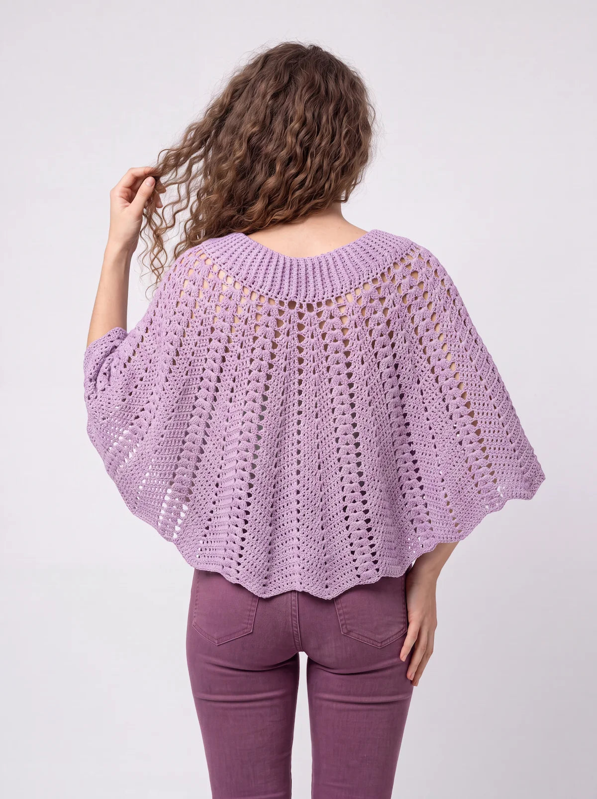Poncho femme Violyne au crochet lilas, vue de dos debout, point éventail et granny squares, manches évasées - Cachalabibi