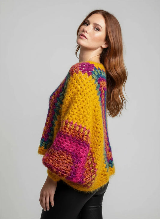 Poncho Aranciano – vue profil 3/4 – poncho crochet moutarde granny square multicolore manches kimono évasées – Cachalabibi